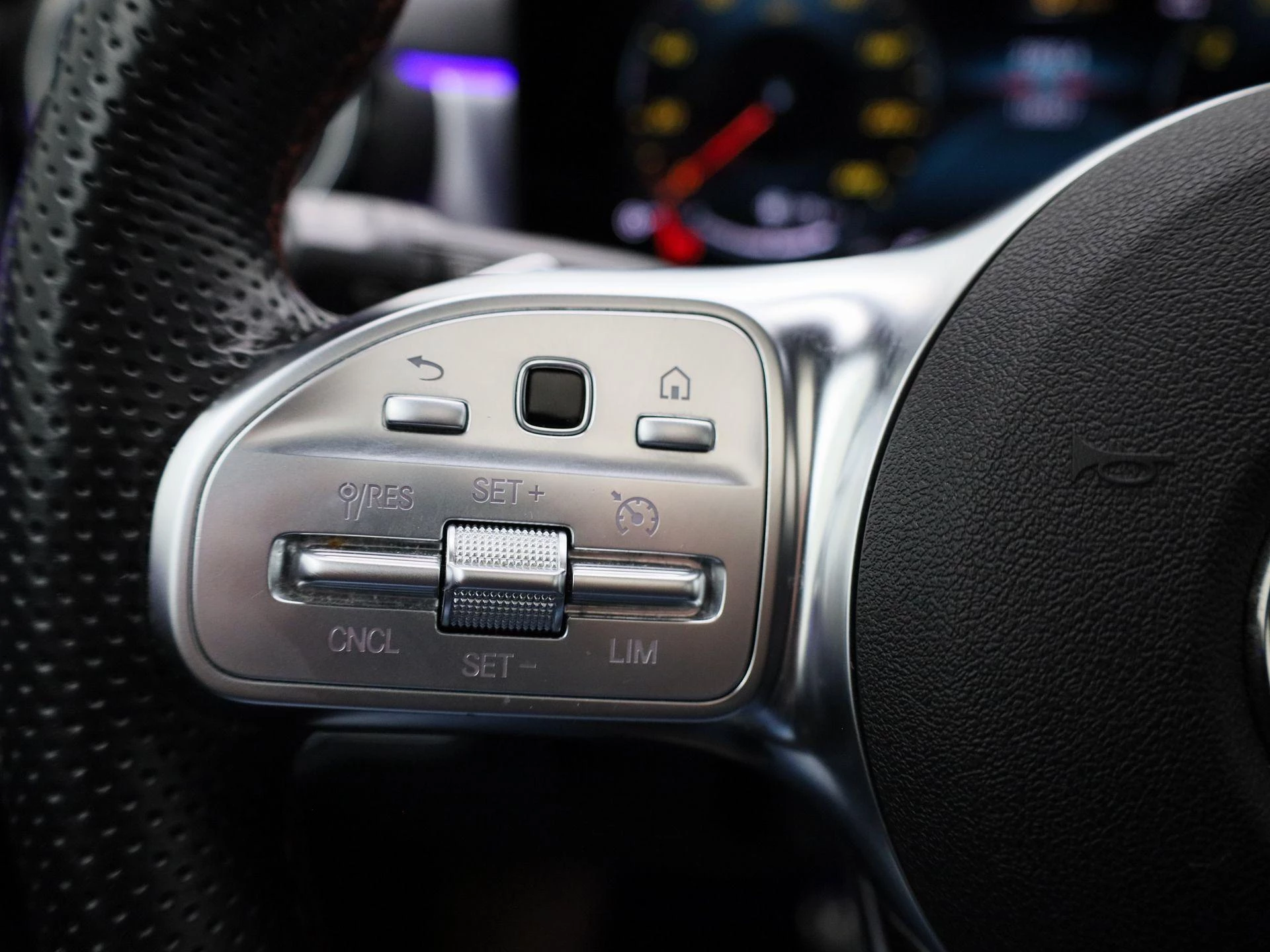 Mercedes-Benz-CLA-image-20