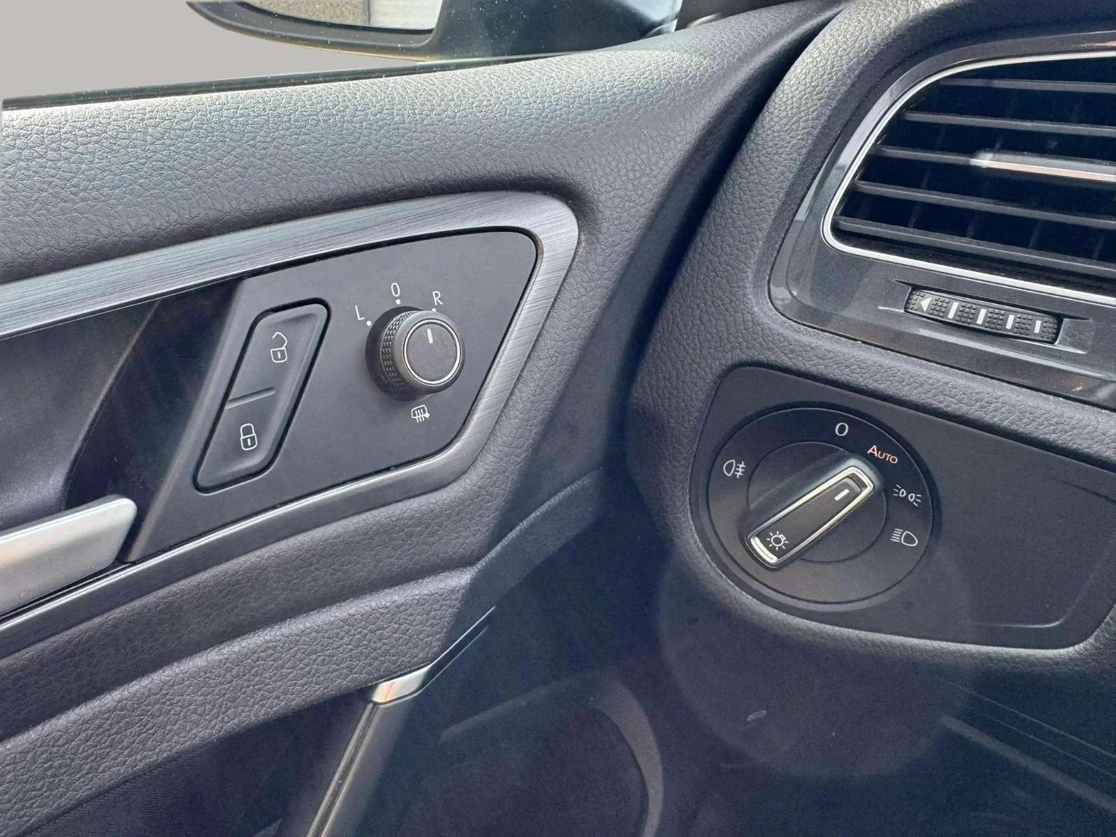 Volkswagen-e-Golf-image-21