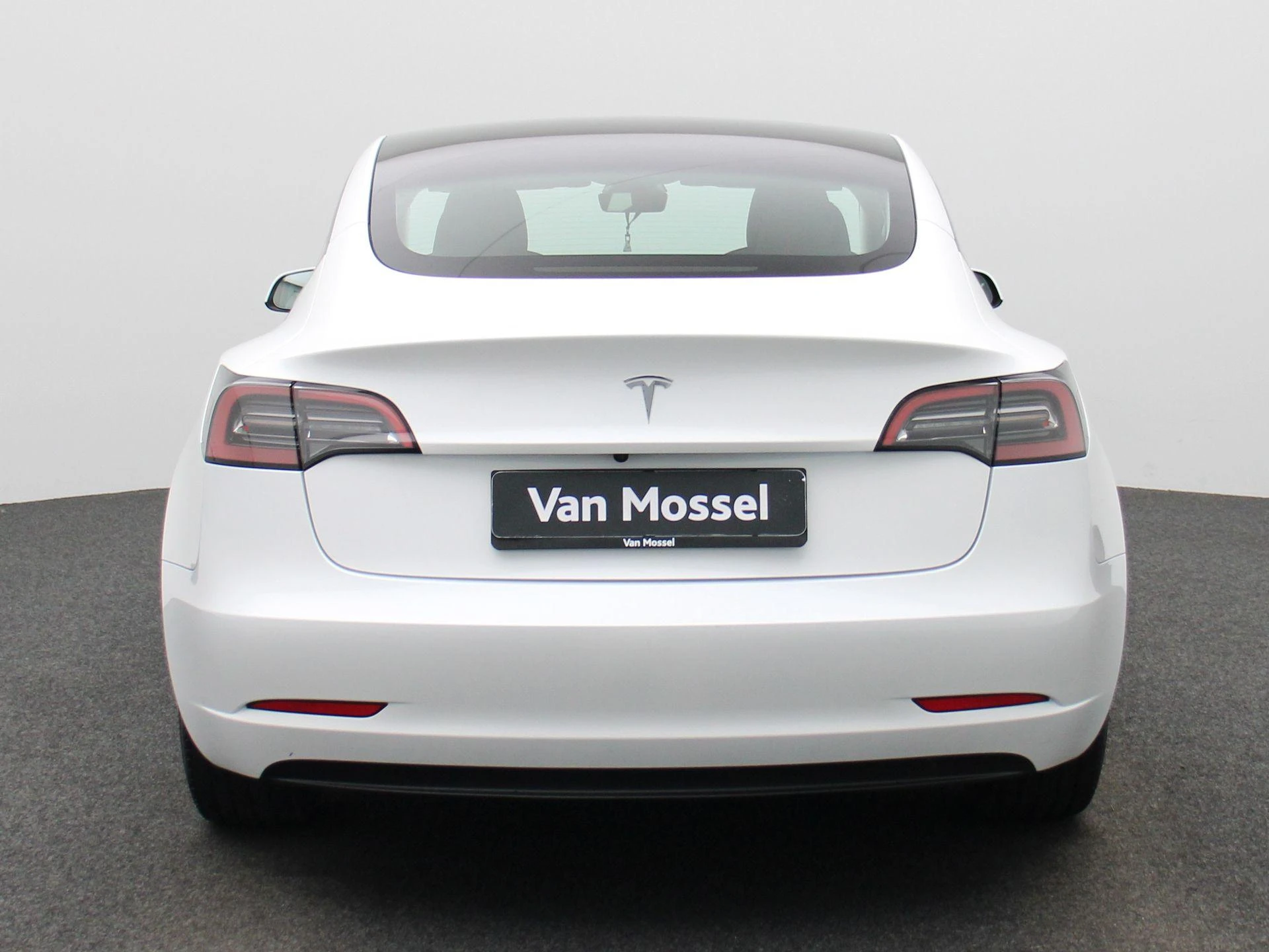 Tesla-Model 3-image-4