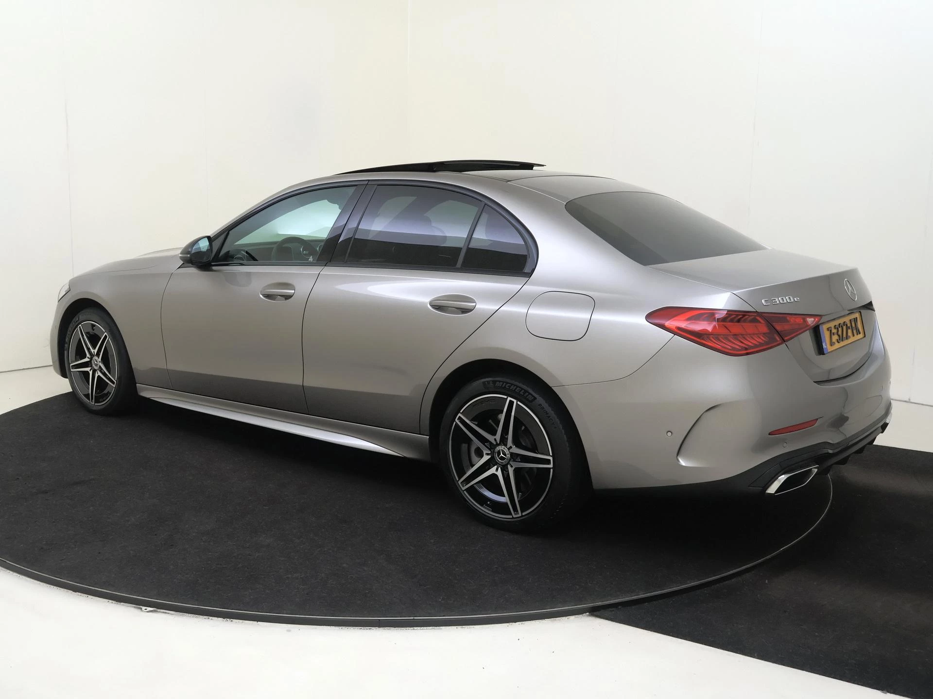 Mercedes-Benz-C-Klasse-image-5