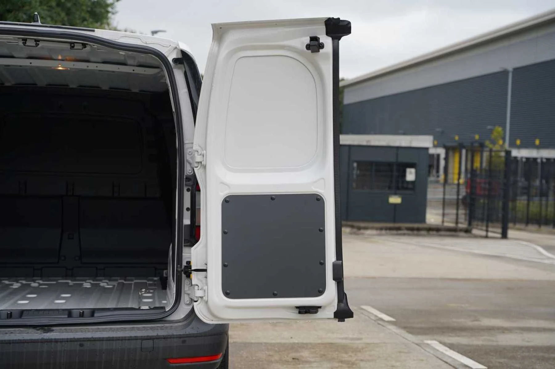 Volkswagen-Caddy-image-33