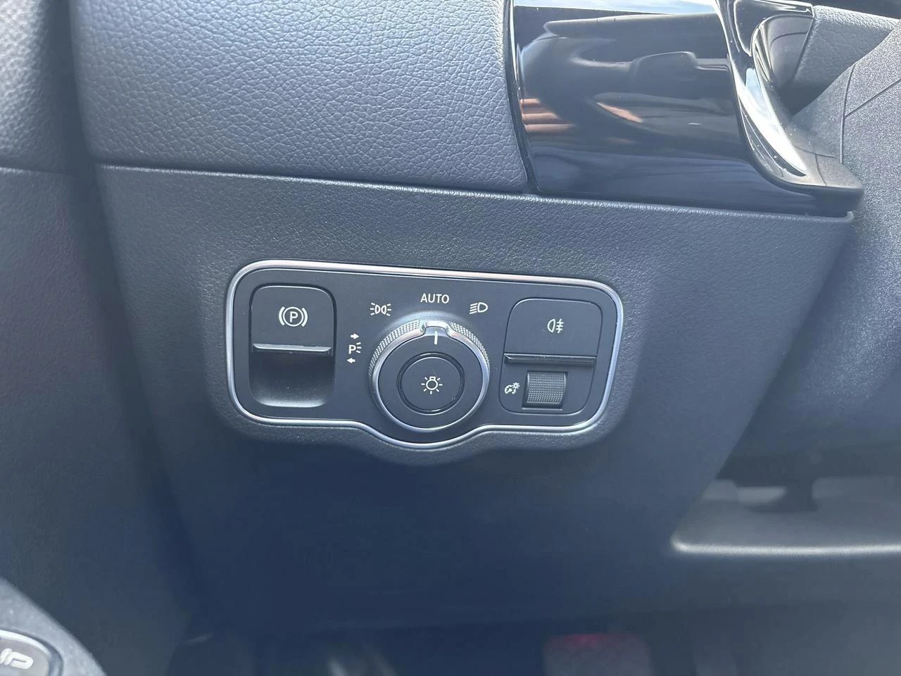 Mercedes-Benz-GLA-image-16