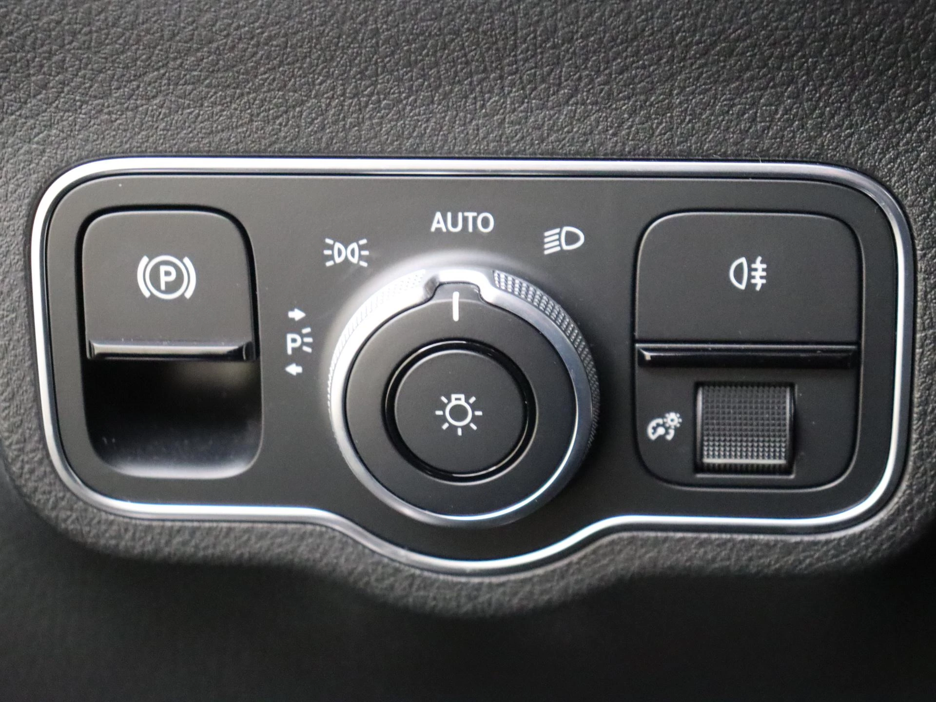 Mercedes-Benz-GLA-image-24