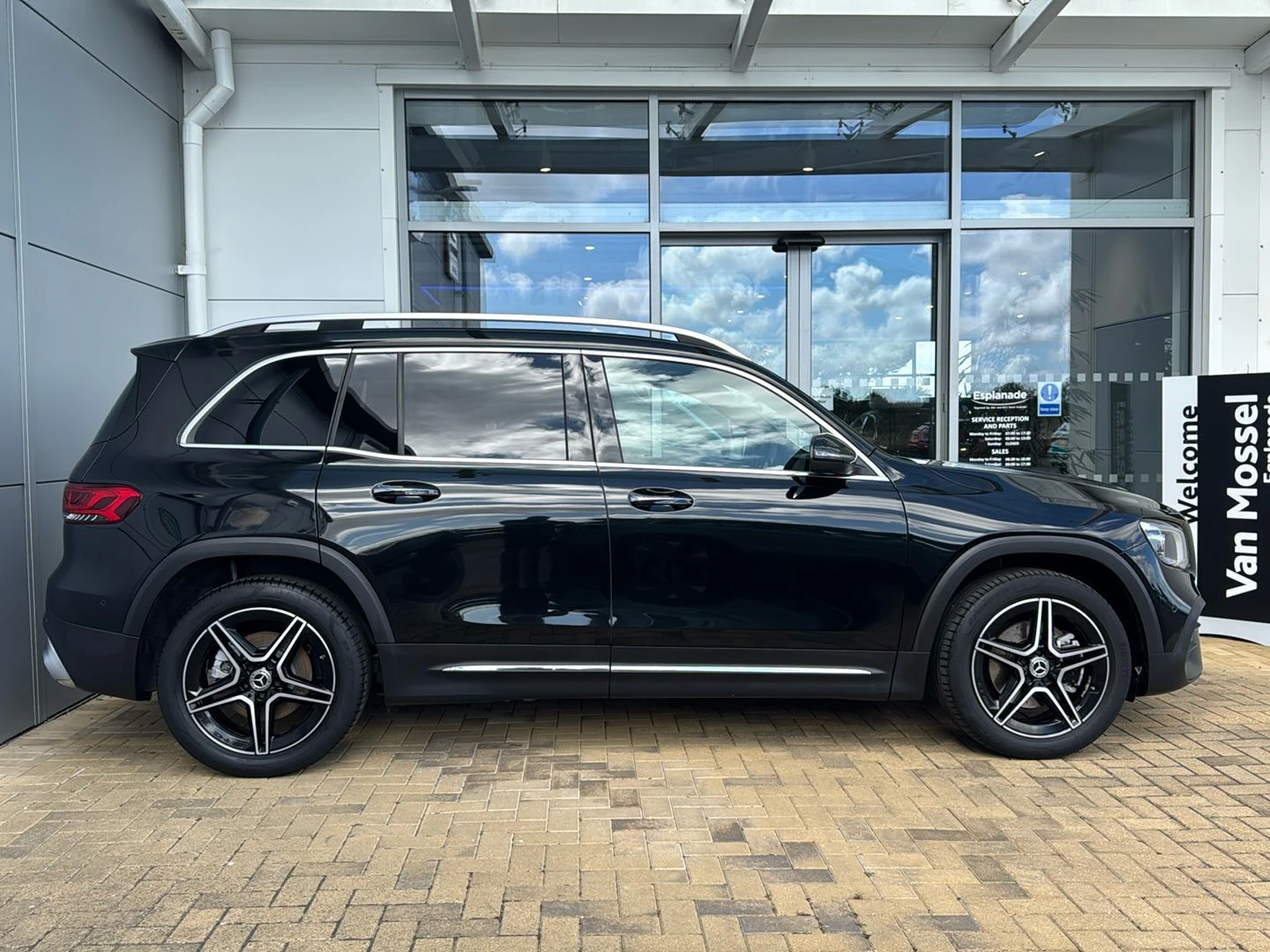 Mercedes-Benz-GLB-image-9