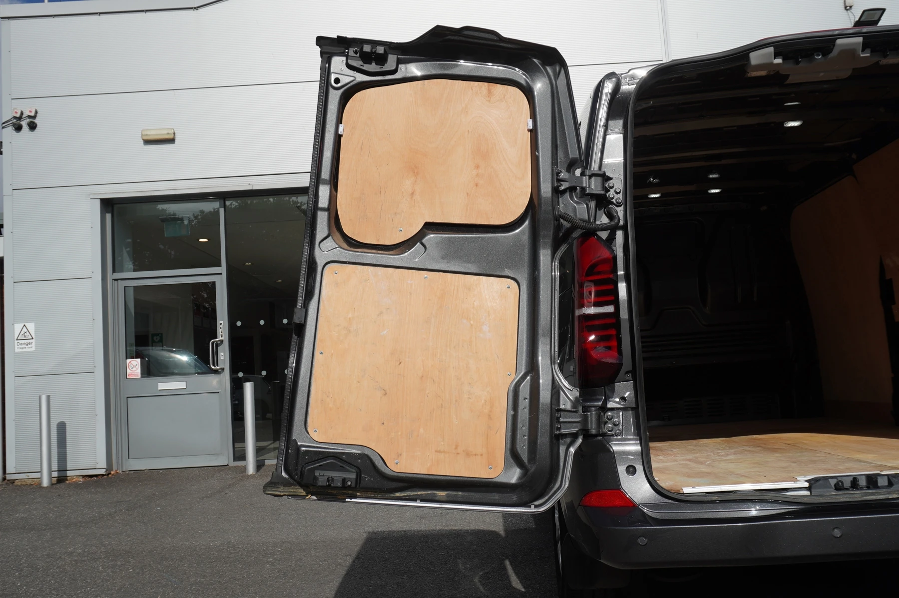 Volkswagen-Transporter-image-23