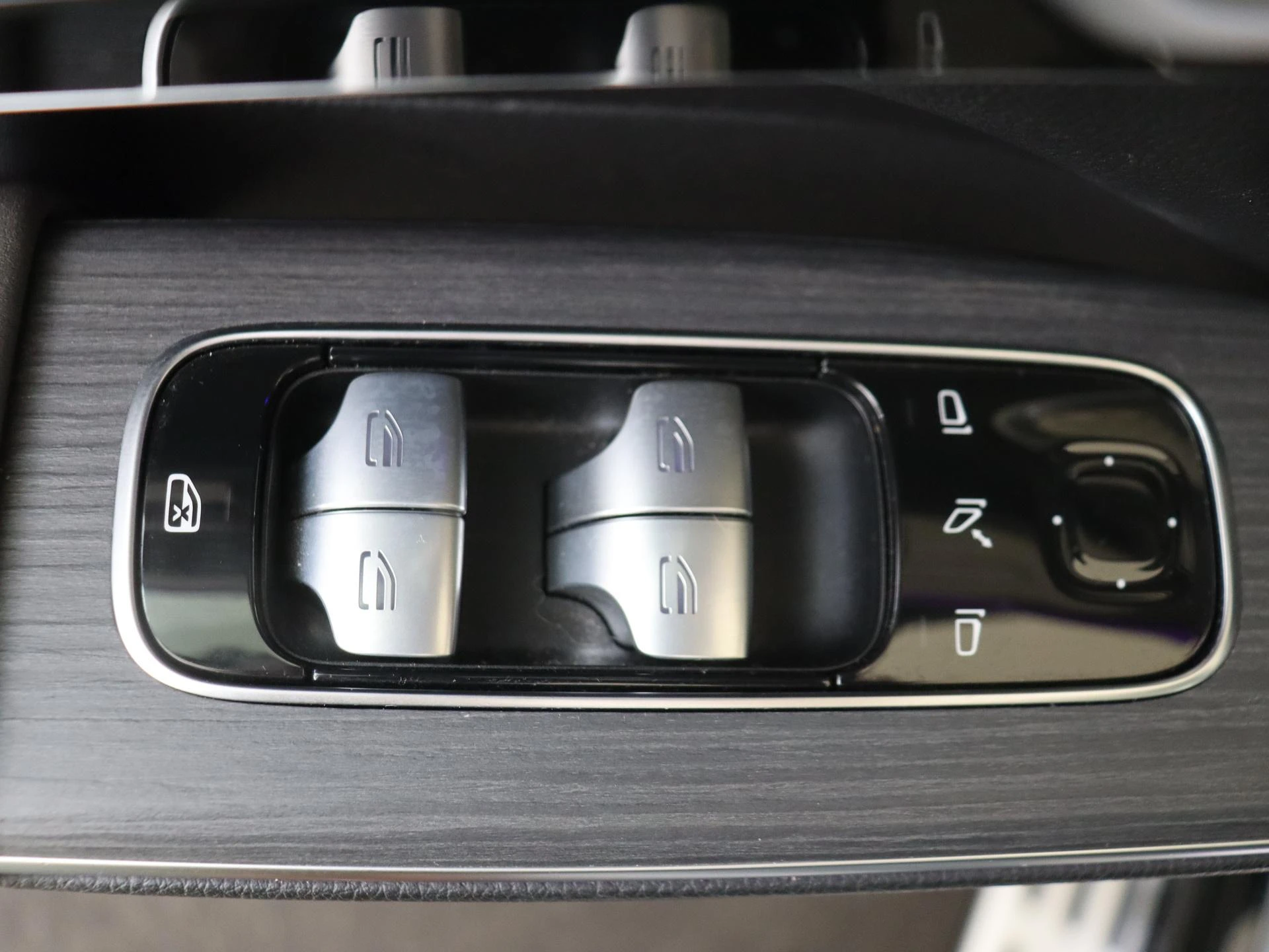 Mercedes-Benz-EQS-image-26