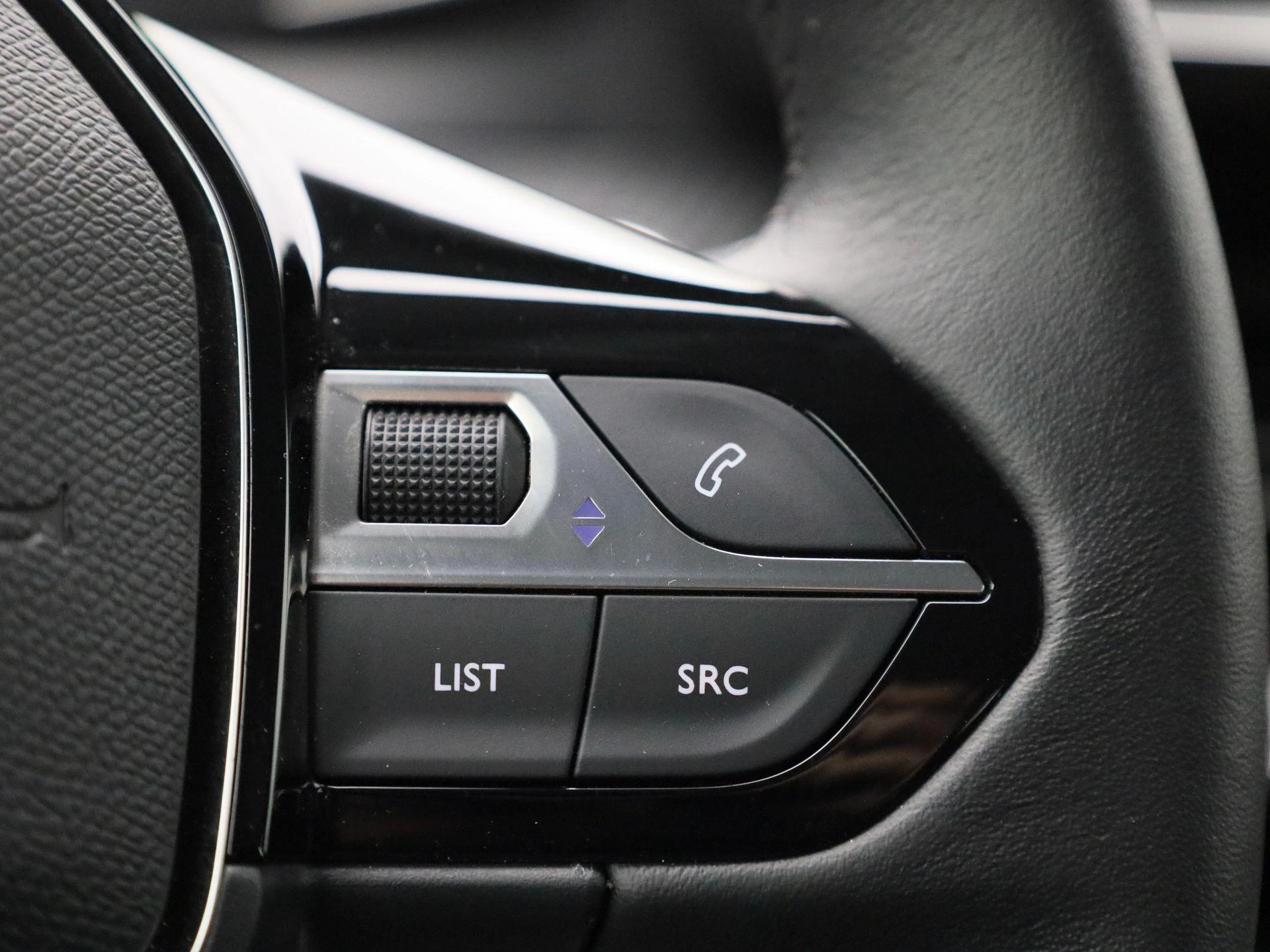 Peugeot-e-208-image-23