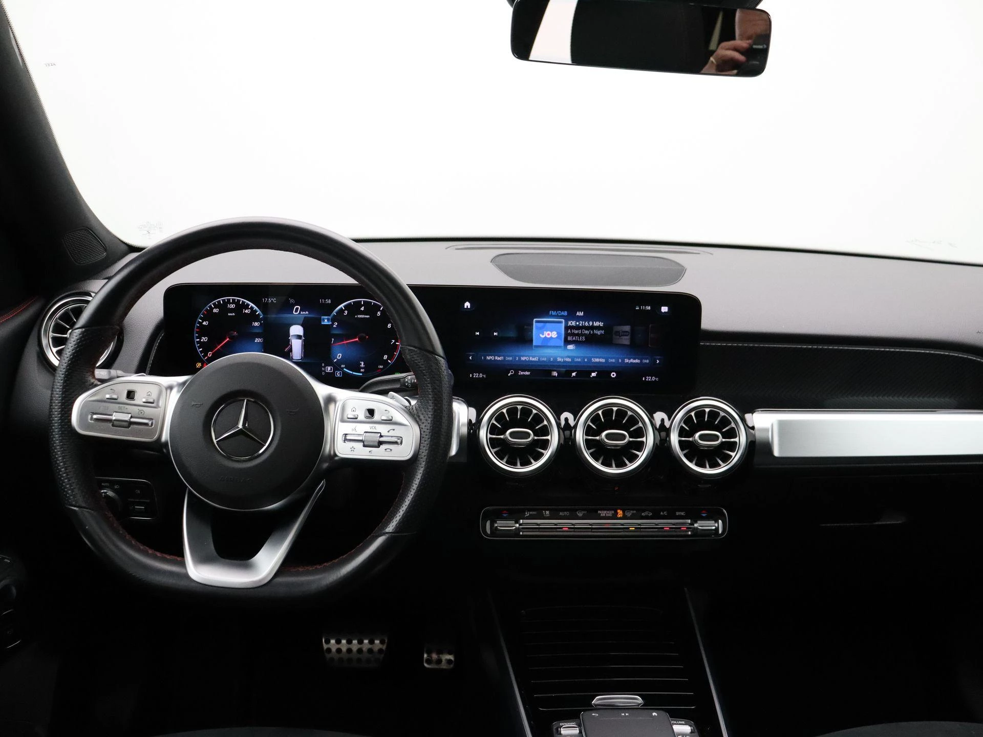 Mercedes-Benz GLB 180 AMG Line + PANORAMISCH DAK + MULTIBEAM LED + CARPLAY +