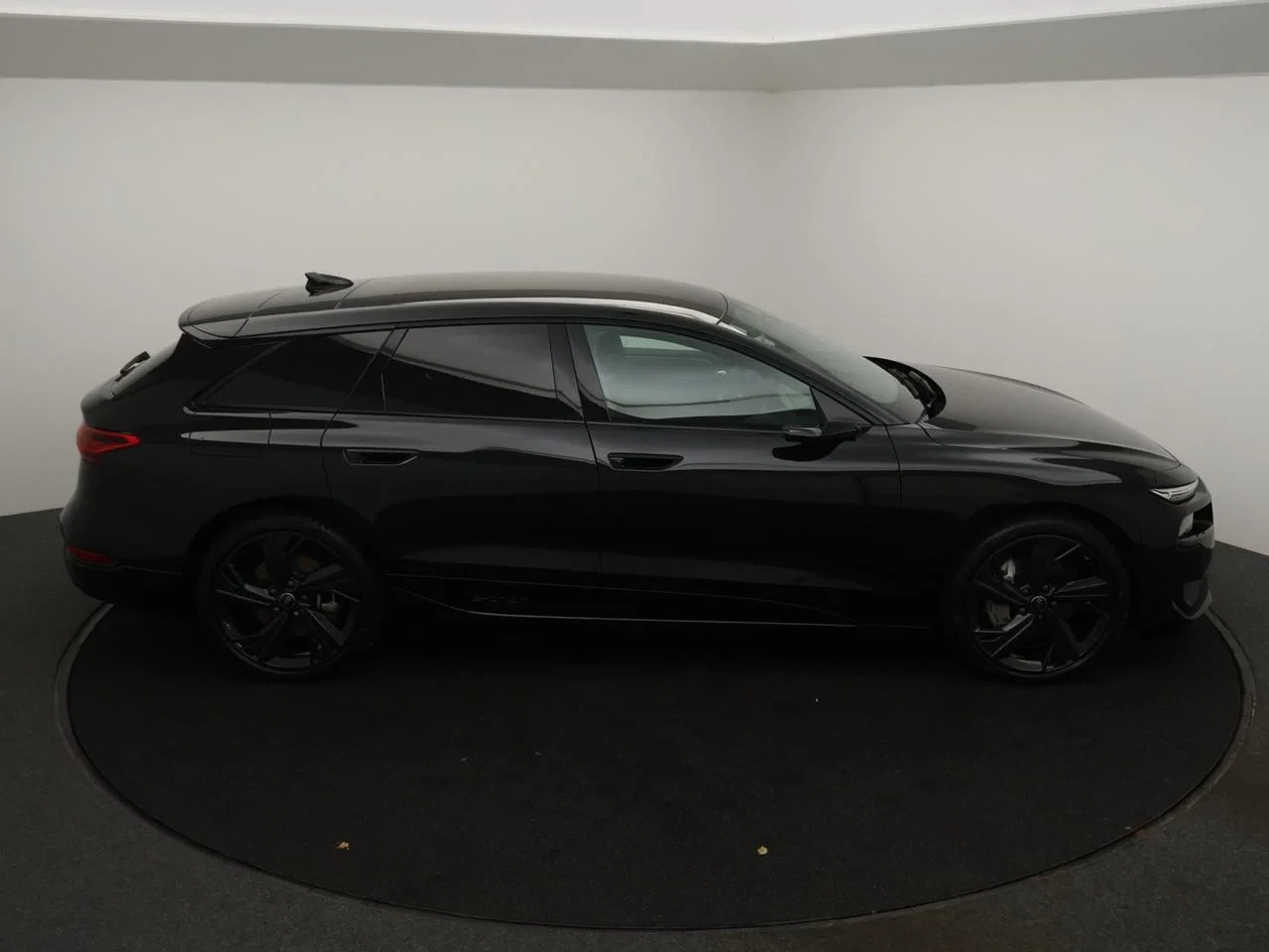 Audi-A6 Avant e-tron-image-18