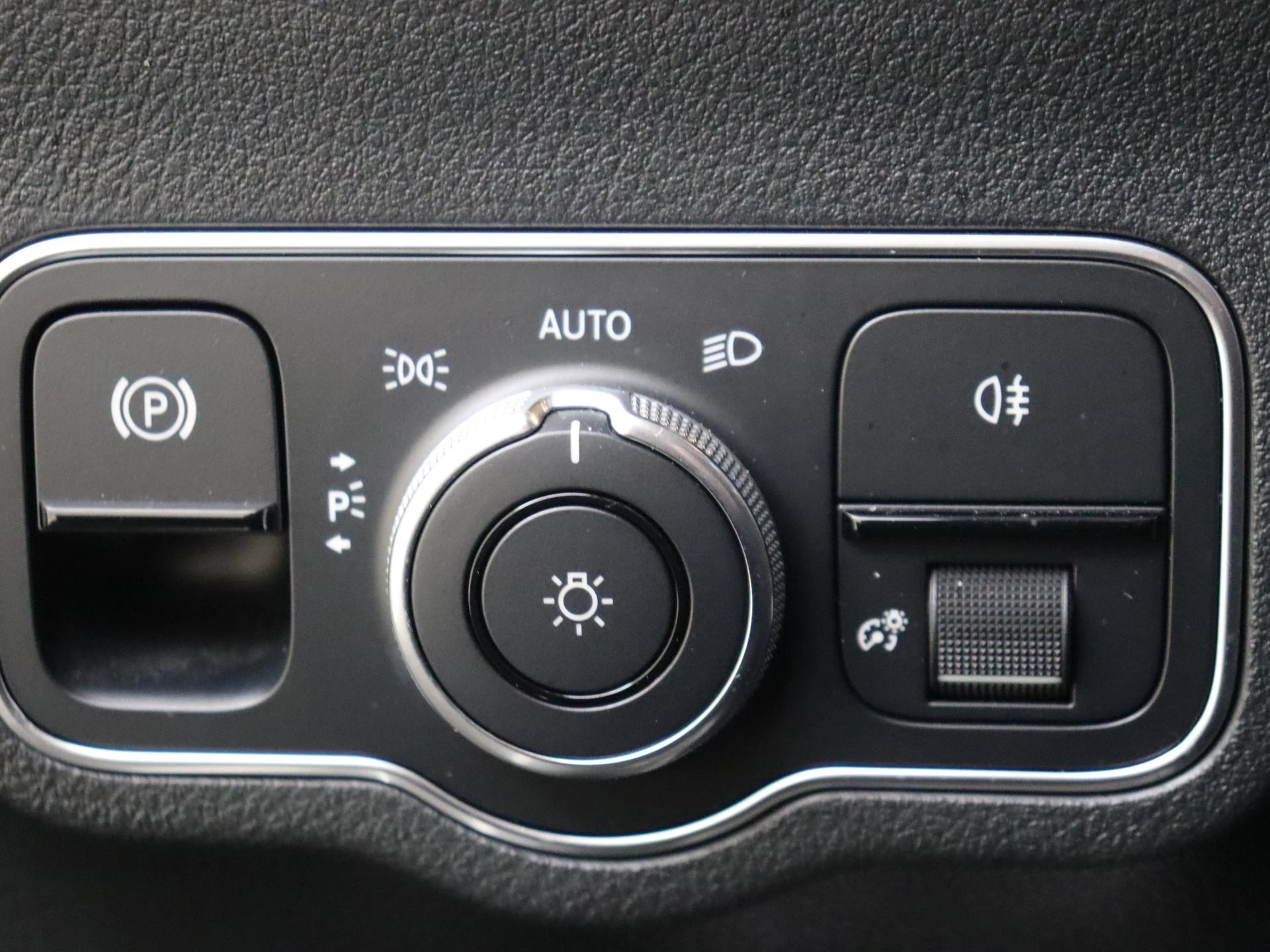 Mercedes-Benz-EQA-image-25