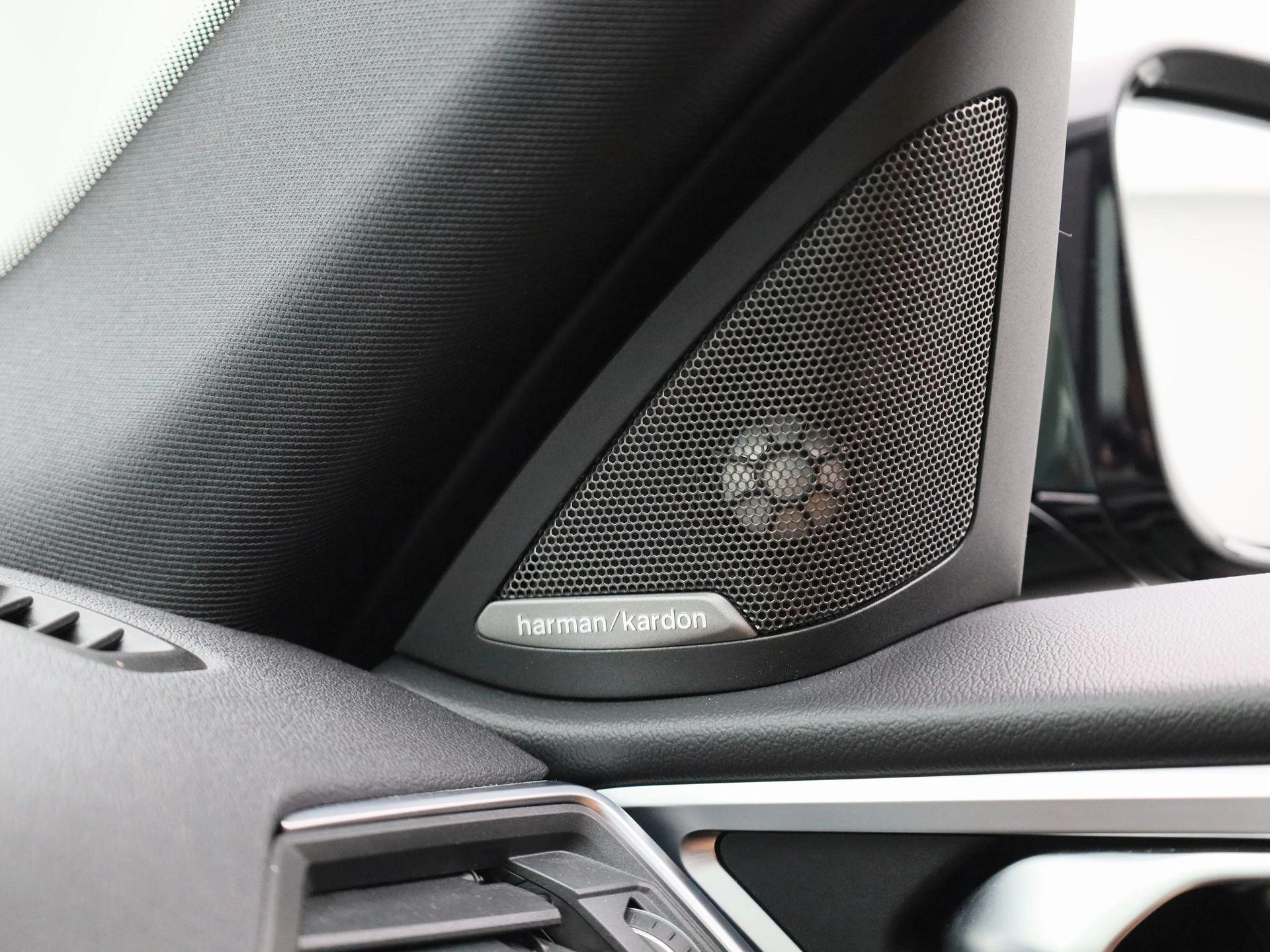 BMW-i4-image-25