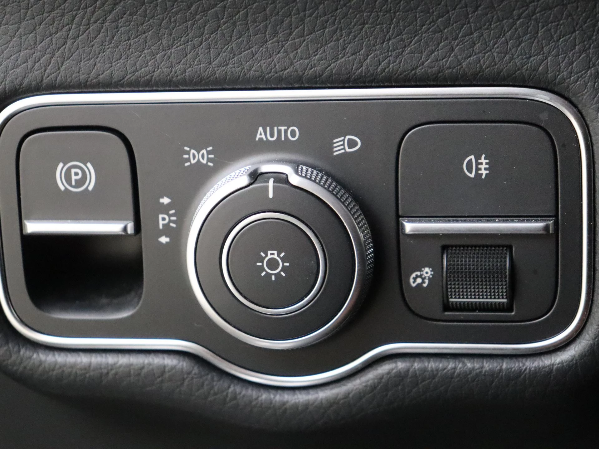 Mercedes-Benz-G-Klasse-image-25