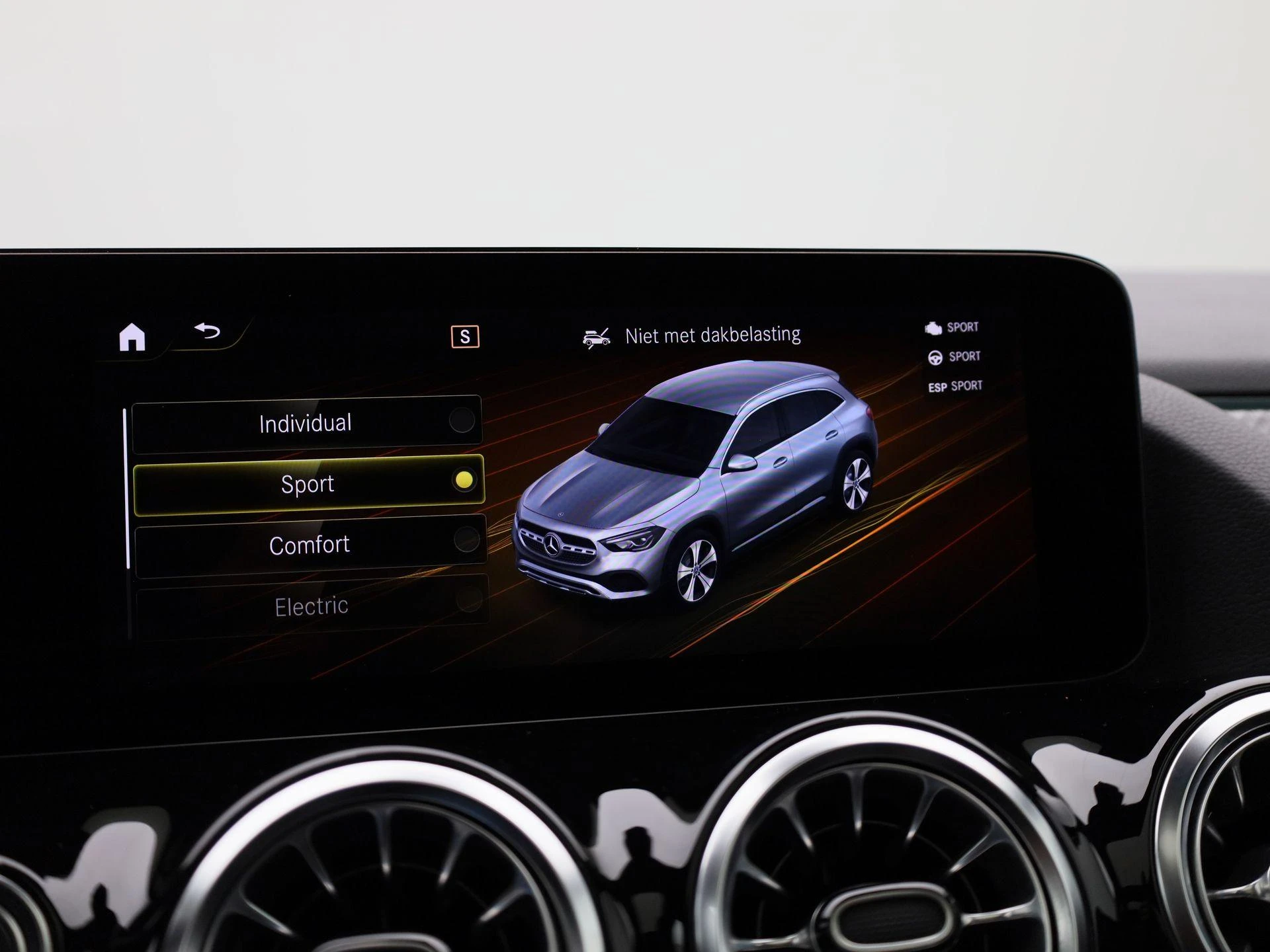 Mercedes-Benz-GLA-image-27