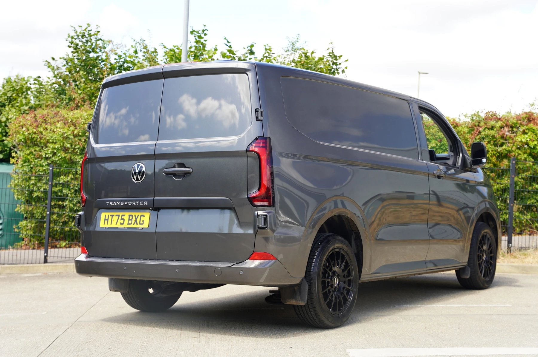 Volkswagen-Transporter-image-13
