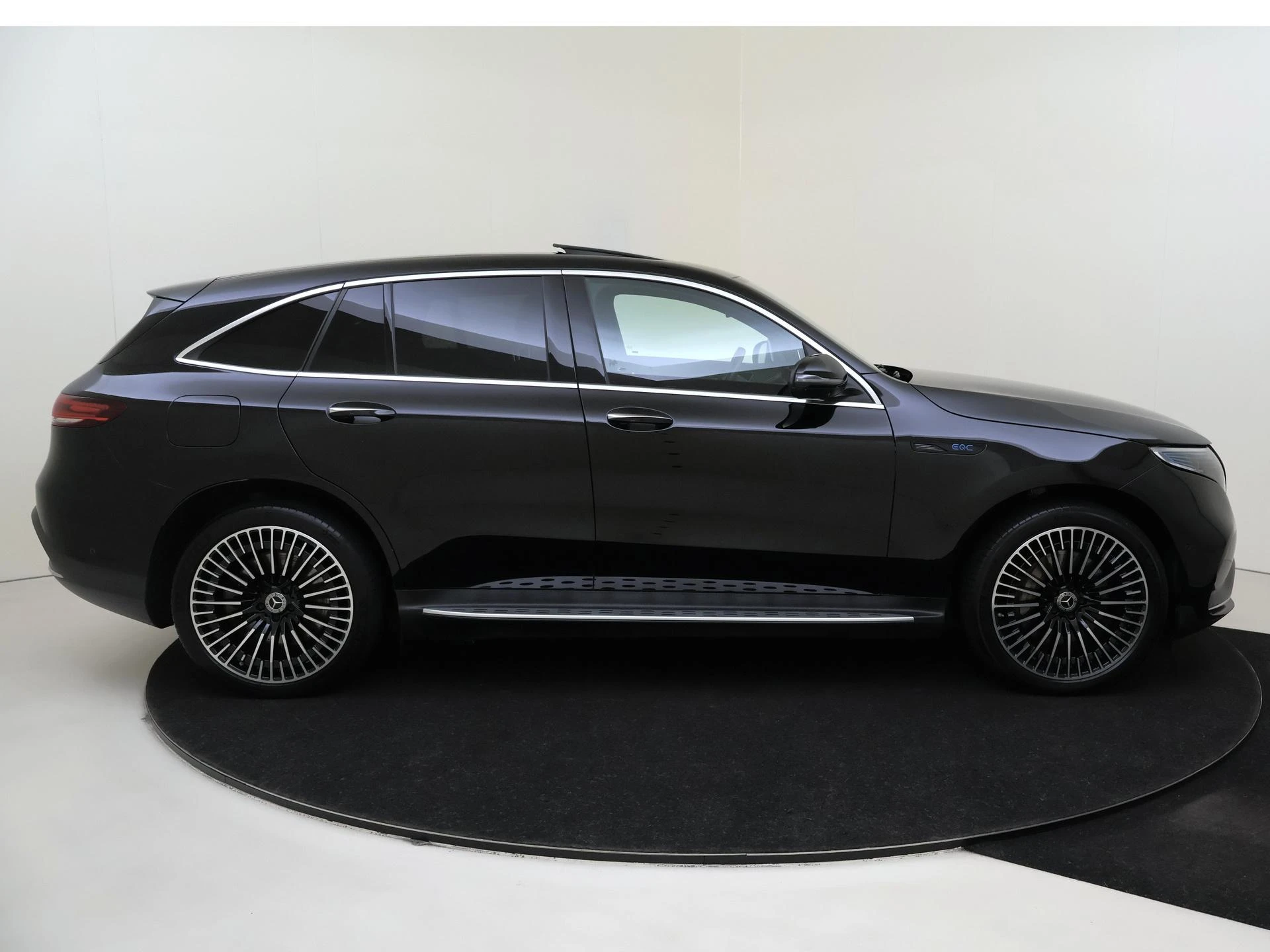 Mercedes-Benz-EQC-image-8
