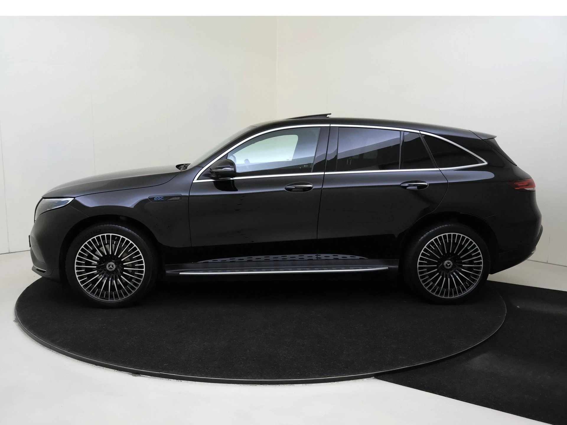 Mercedes-Benz-EQC-image-7