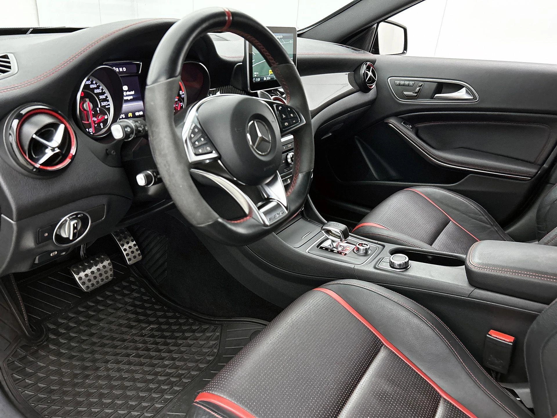 Mercedes-Benz-GLA-image-20