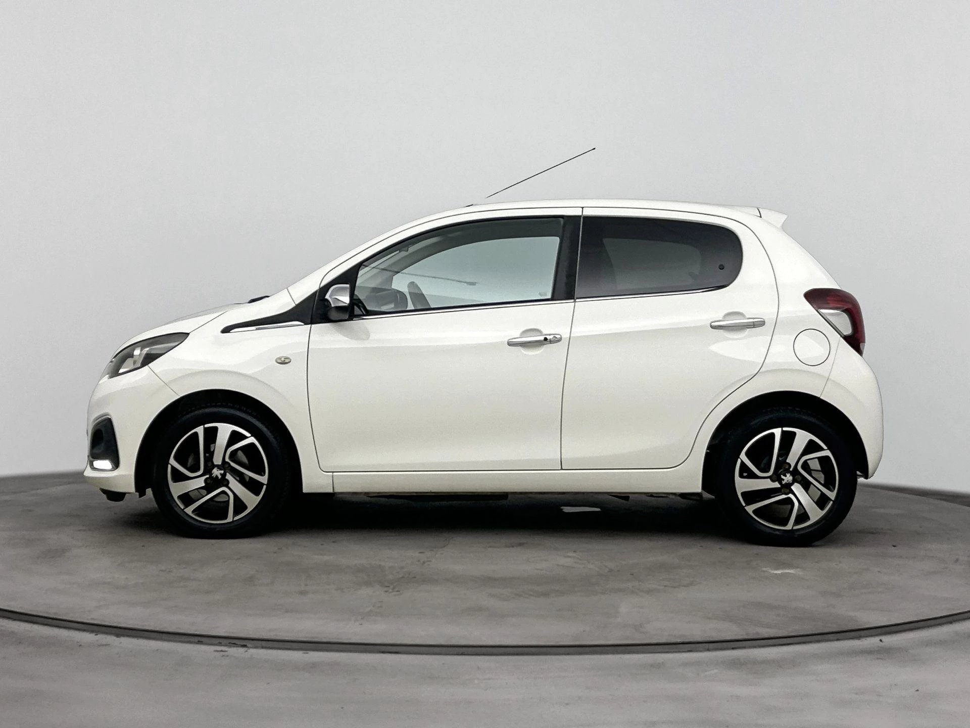 Peugeot 108 1.0 e-VTi Première 69PK