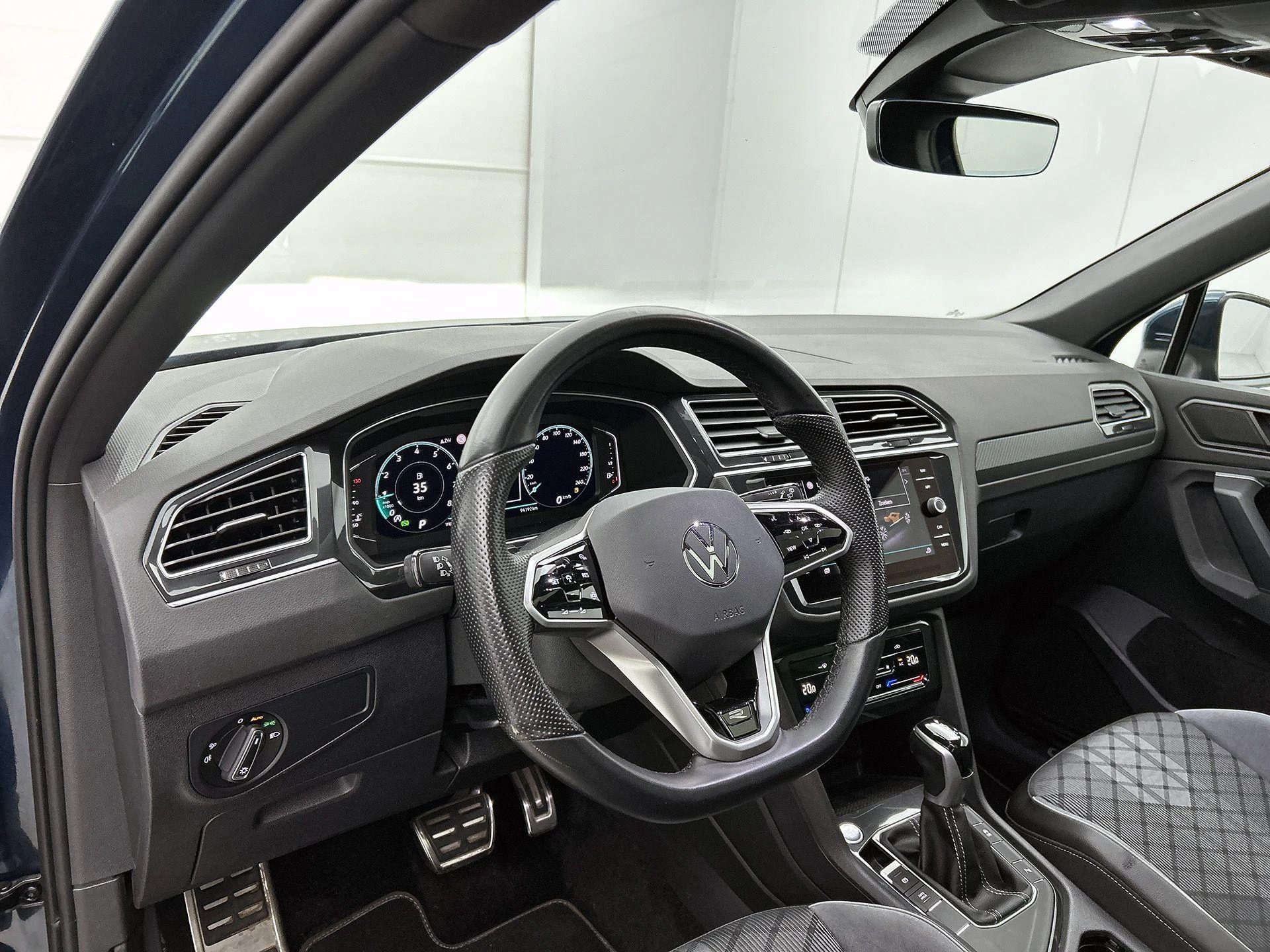 Volkswagen-Tiguan-image-16