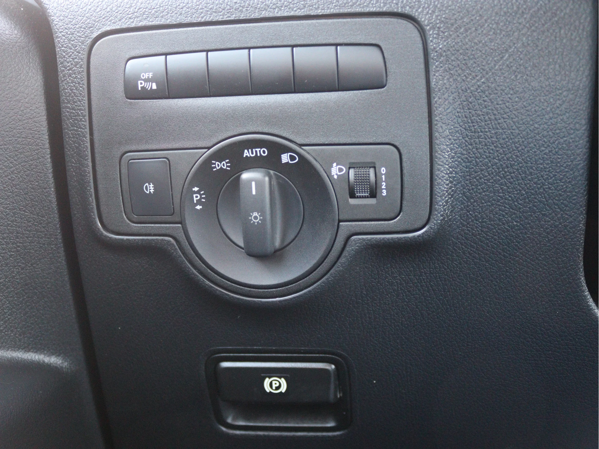 Mercedes-Benz-Vito-image-12