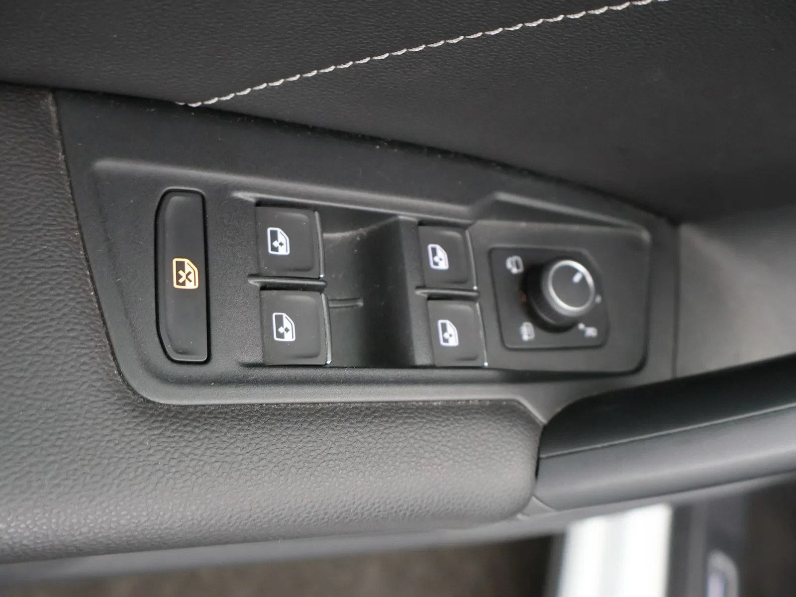 Volkswagen Tiguan R-Line 1.5TSI 150PK *AUTOMAAT*CAMERA*TREKHAAK*ACC*VIRTUAL COCKPIT*NAVI*...*