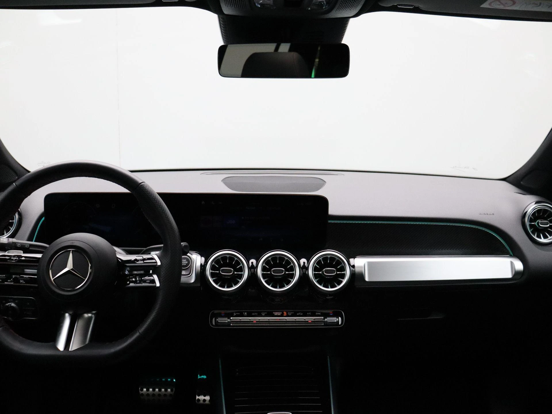 Mercedes-Benz-GLB-image-24