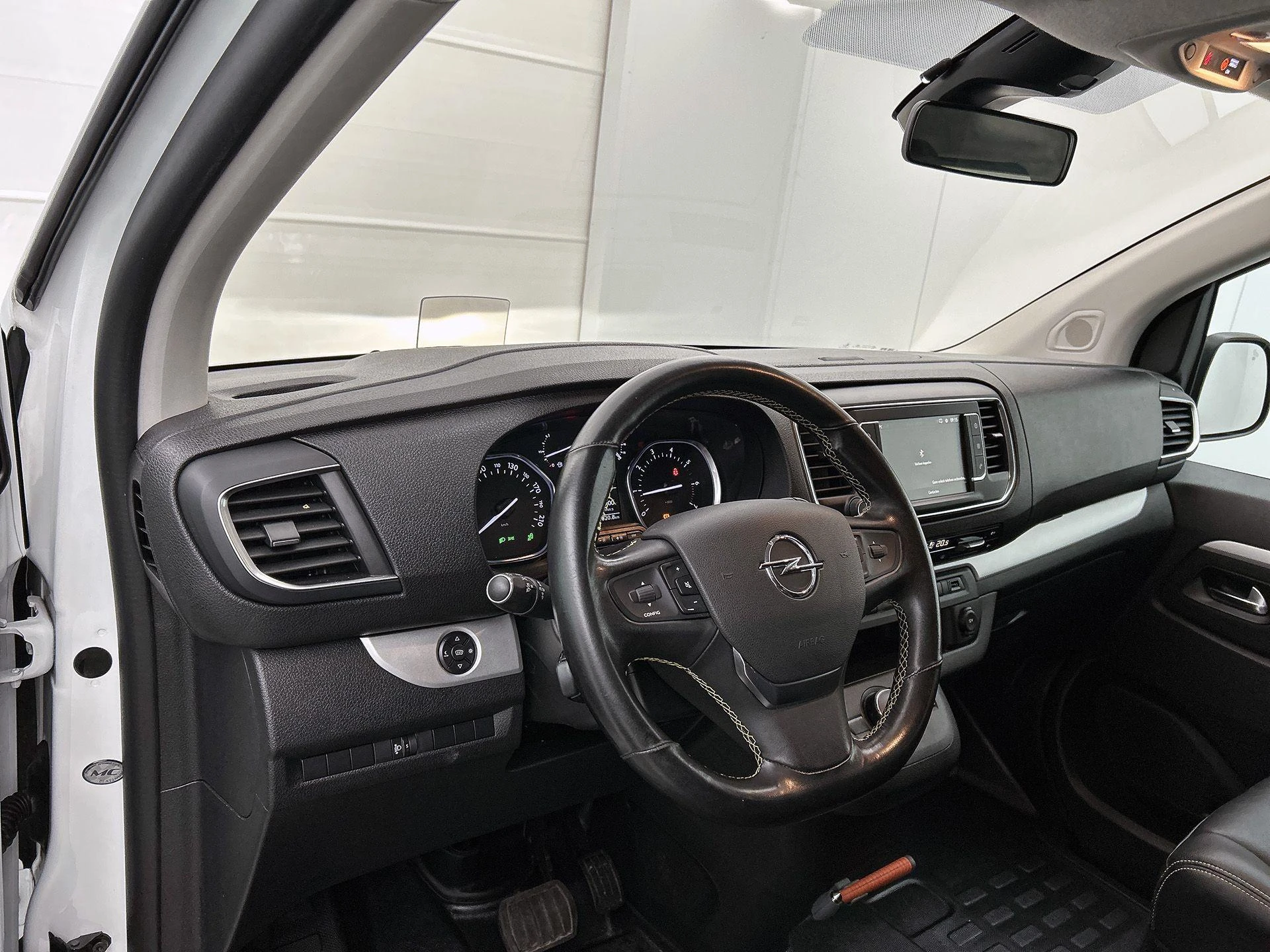 Opel-Vivaro-image-16