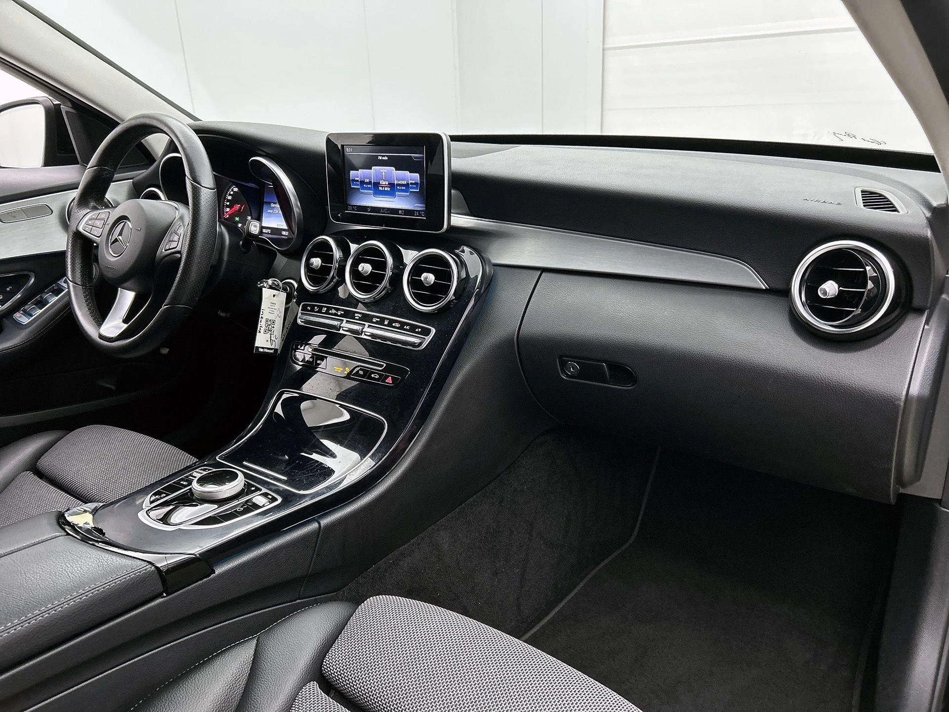 Mercedes-Benz-C-Klasse-image-20