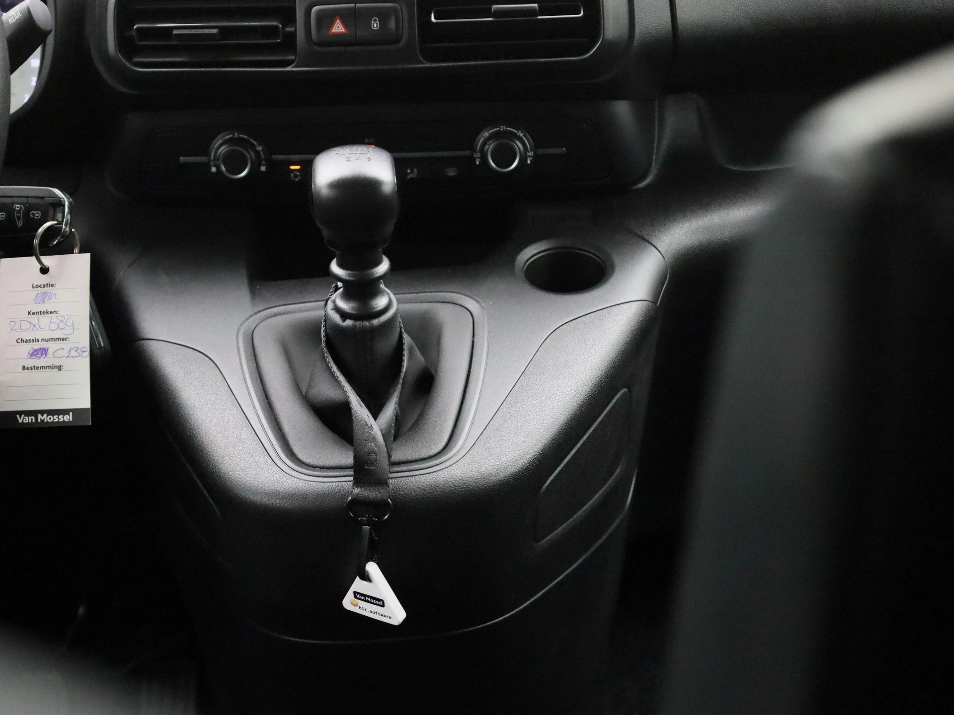 Opel-Combo Life-image-11
