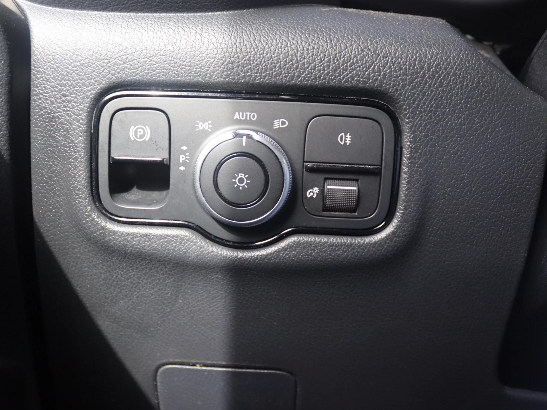 Mercedes-Benz-Vito-image-12