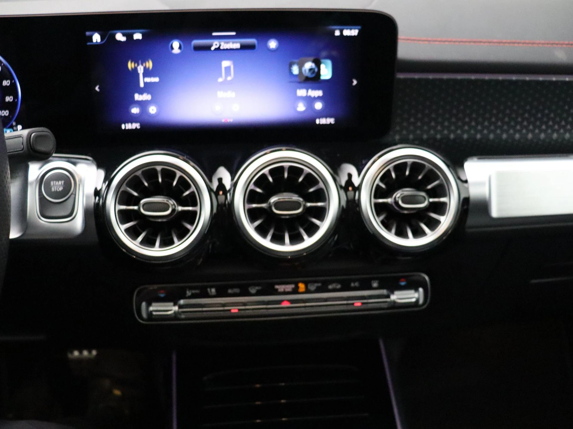Mercedes-Benz-EQB-image-20