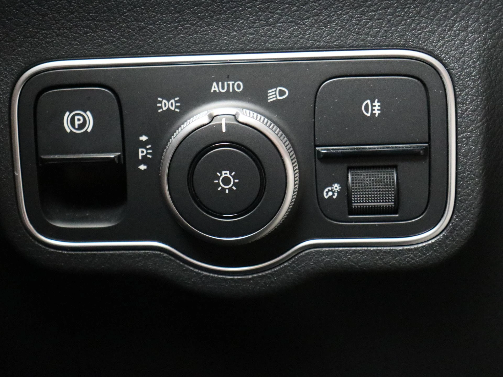Mercedes-Benz-GLA-image-24