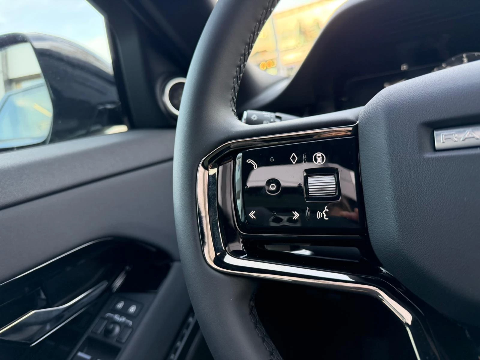 Land Rover Range Rover Evoque P270e Dynamic SE AWD Auto. 26MY