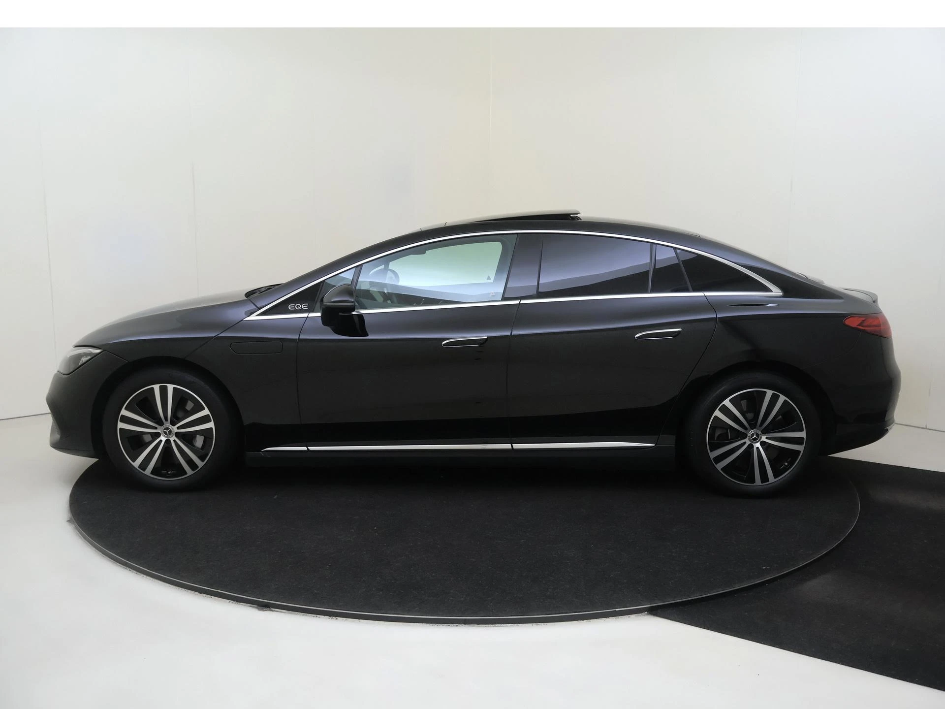 Mercedes-Benz-EQE-image-7
