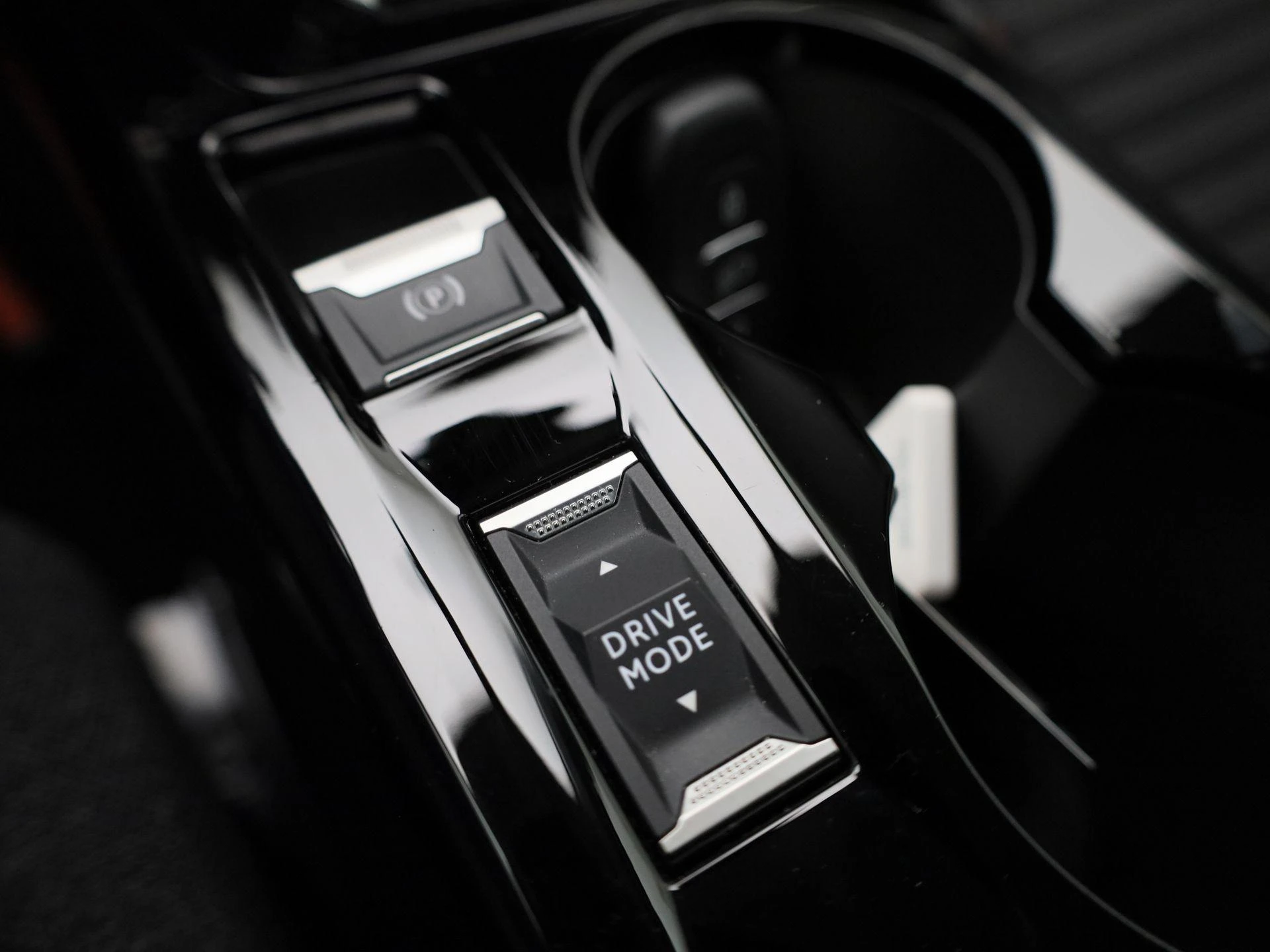 Peugeot-e-208-image-28