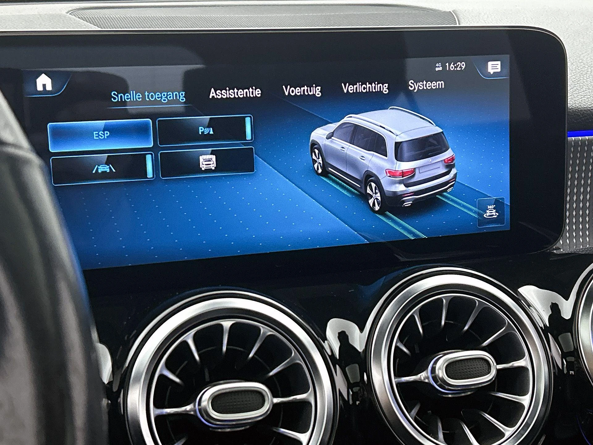 Mercedes-Benz-GLB-image-13