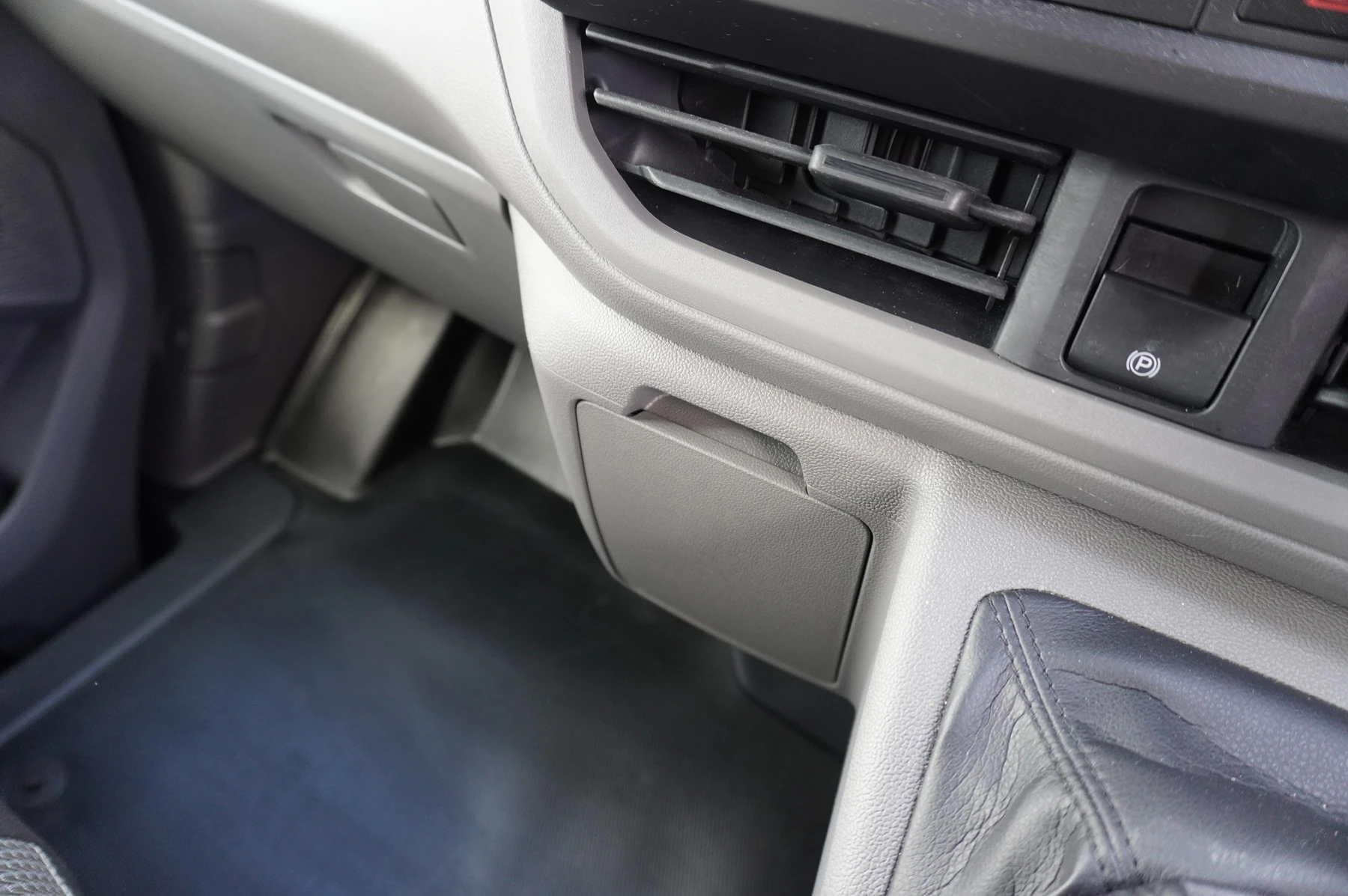 Volkswagen-Transporter-image-33