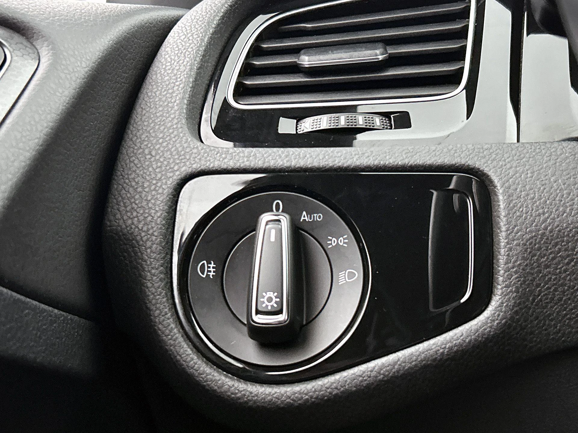 Volkswagen-Golf-image-23