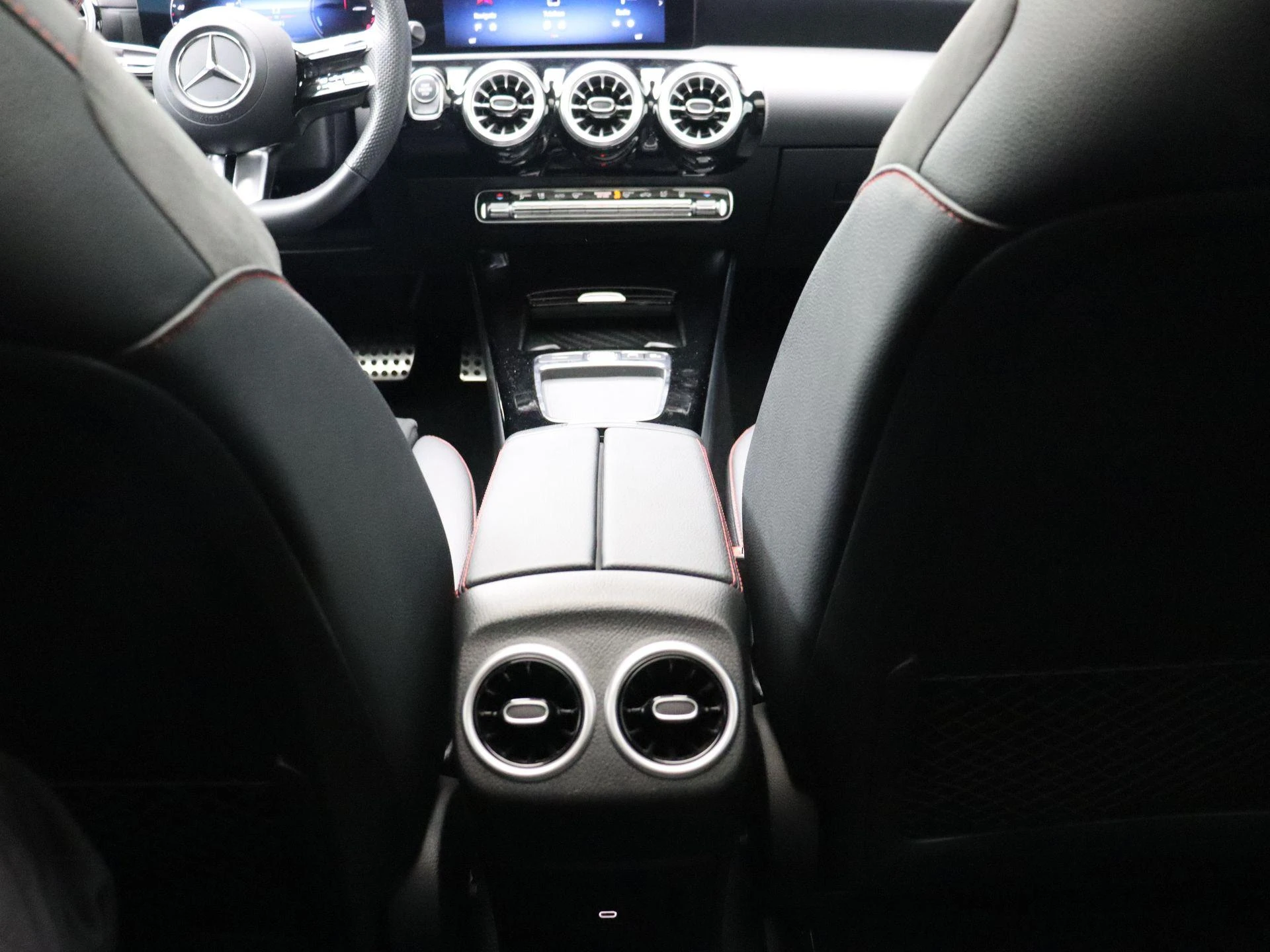 Mercedes-Benz-CLA-image-25