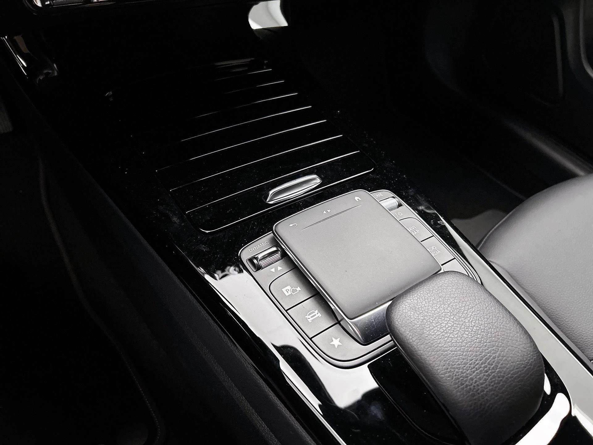 Mercedes-Benz-CLA-image-20