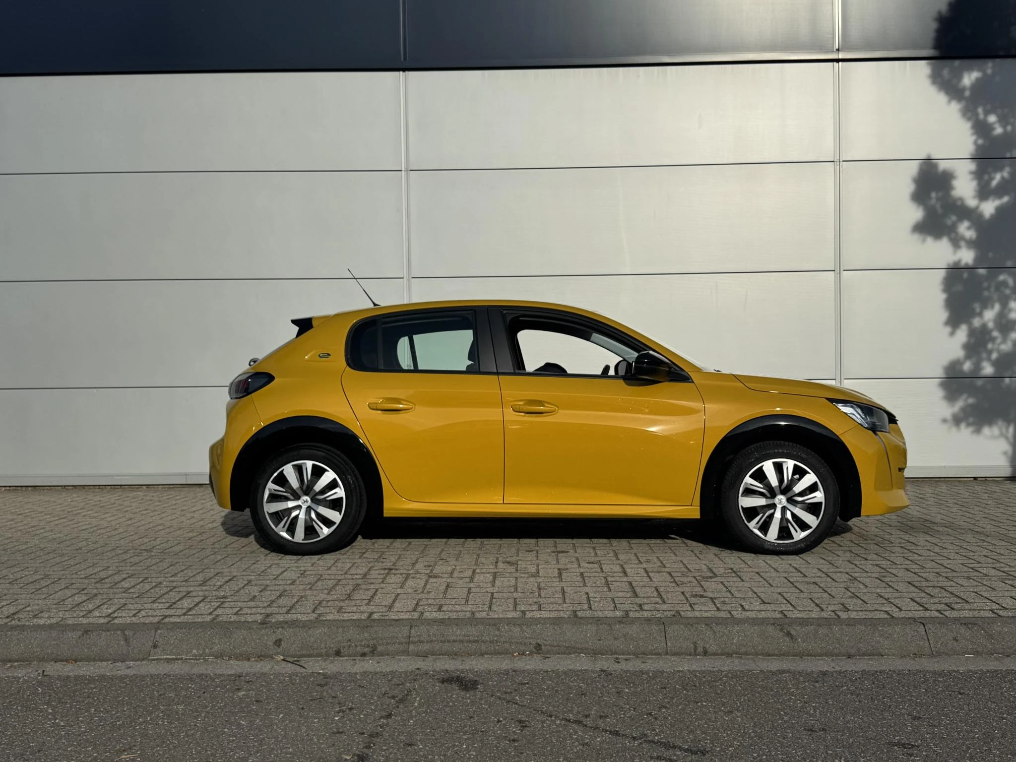 Peugeot-e-208-image-6