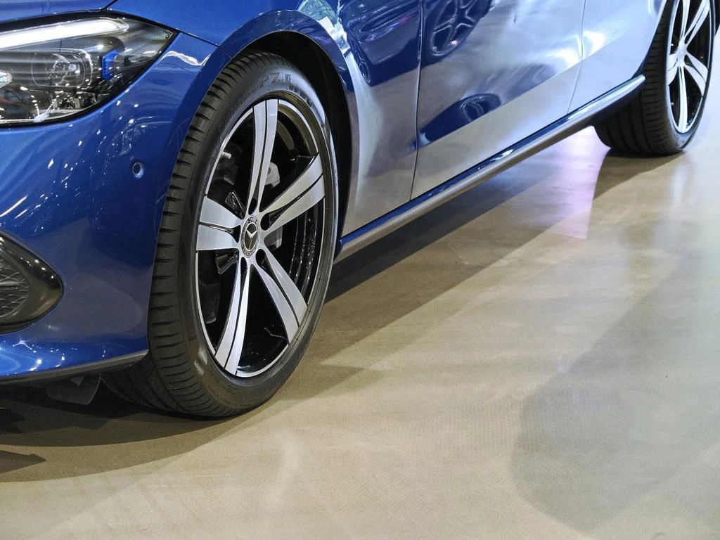 Mercedes-Benz-C-Klasse 300-image-6