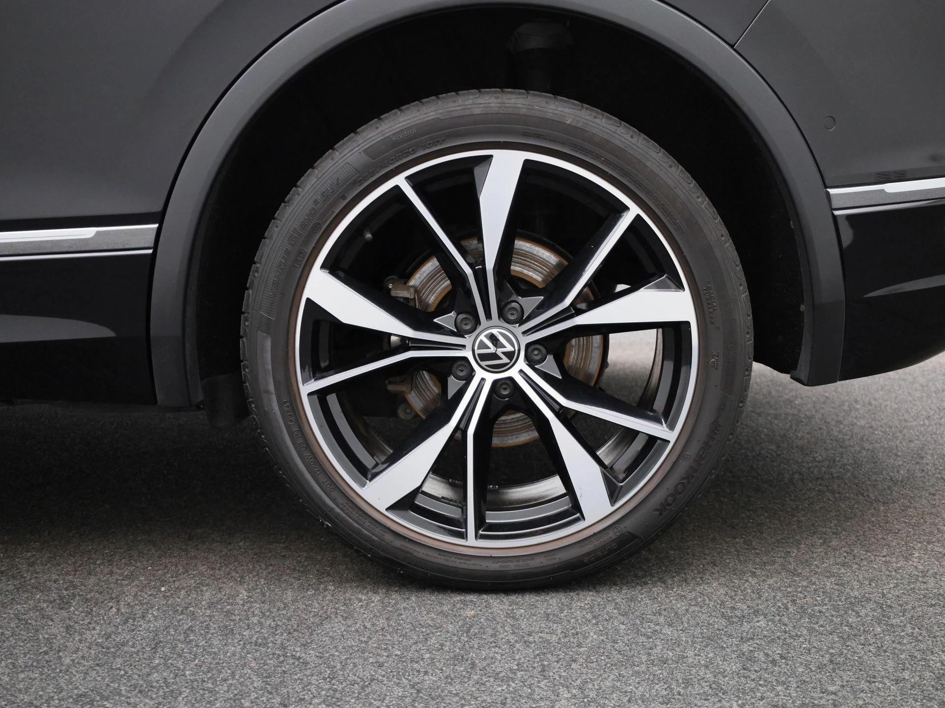 Volkswagen-Tiguan-image-12