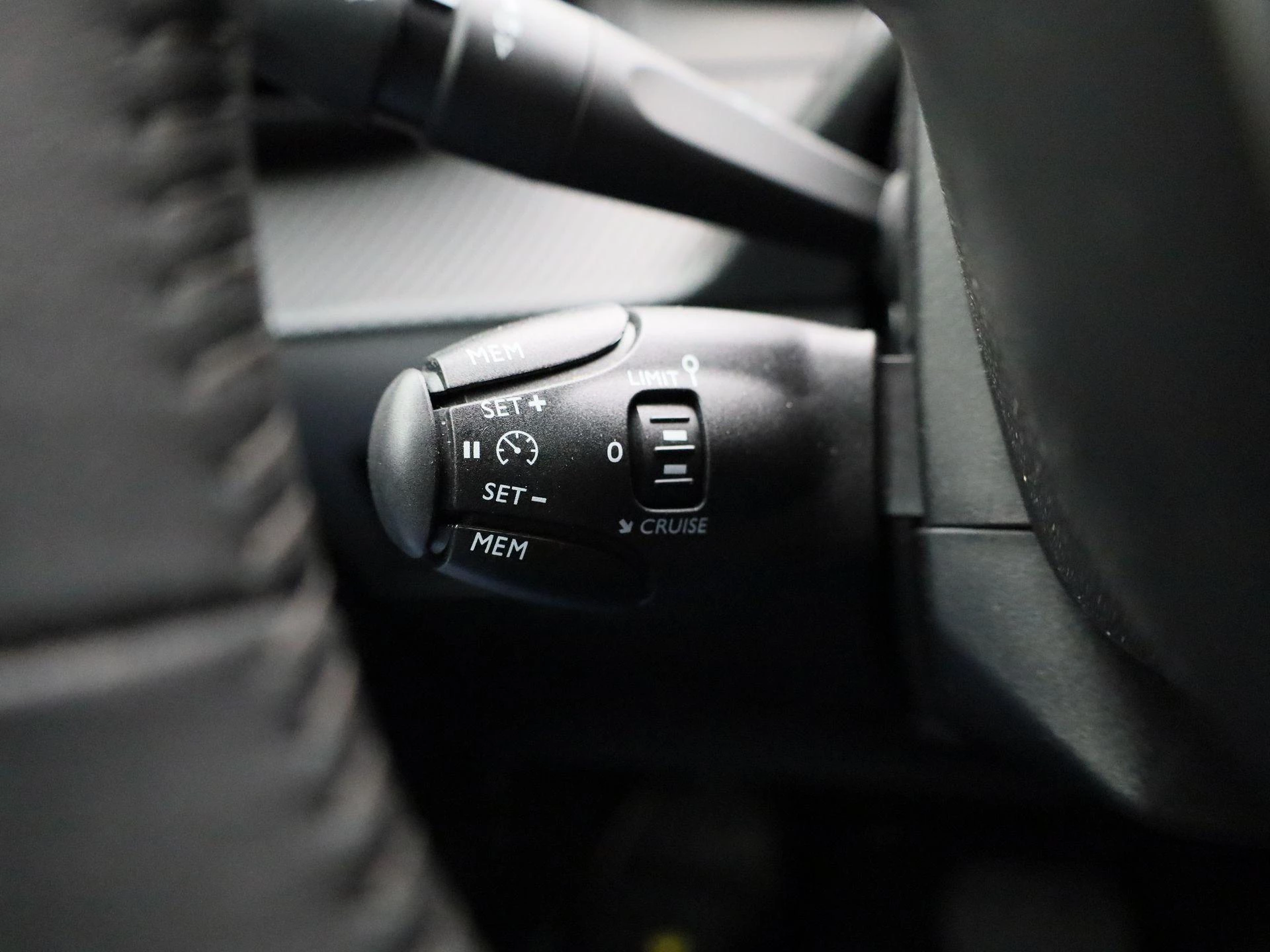 Peugeot-e-208-image-25