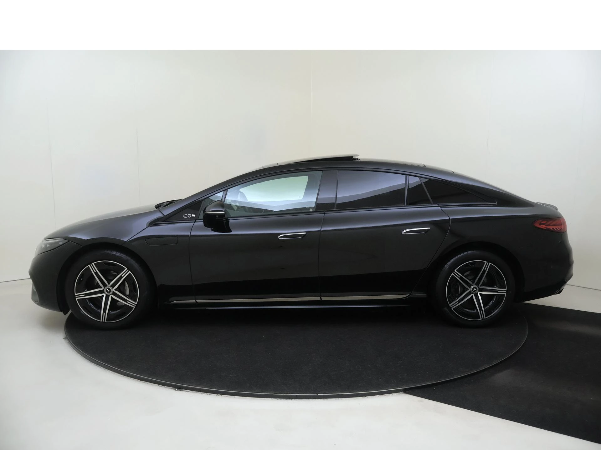Mercedes-Benz-EQS-image-7