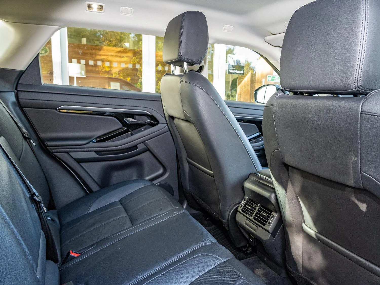 Land Rover-Range Rover Evoque-image-16