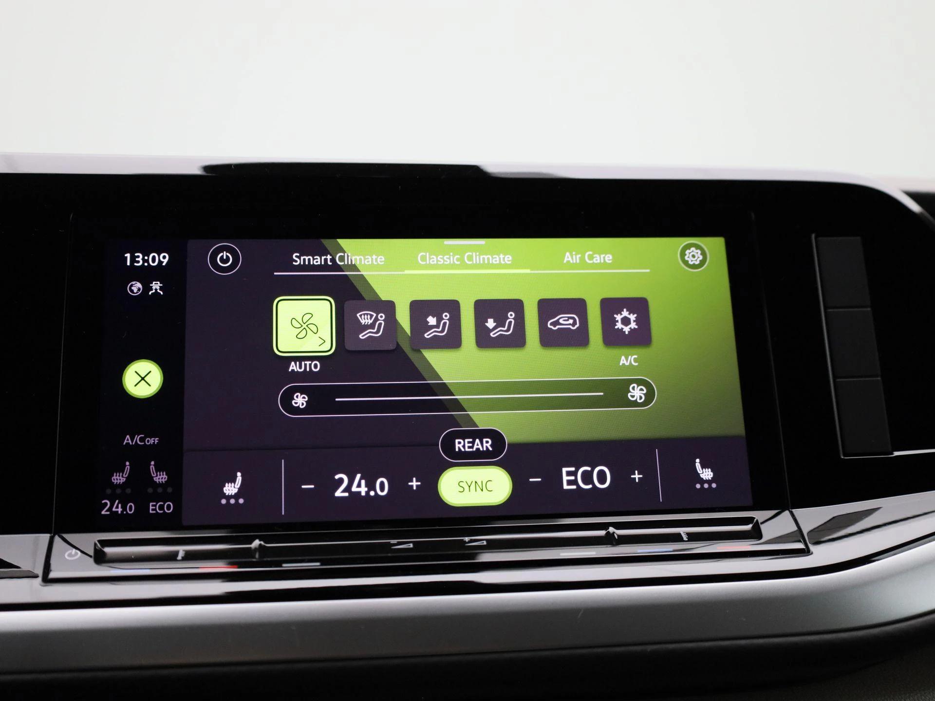 Volkswagen-Multivan-image-17