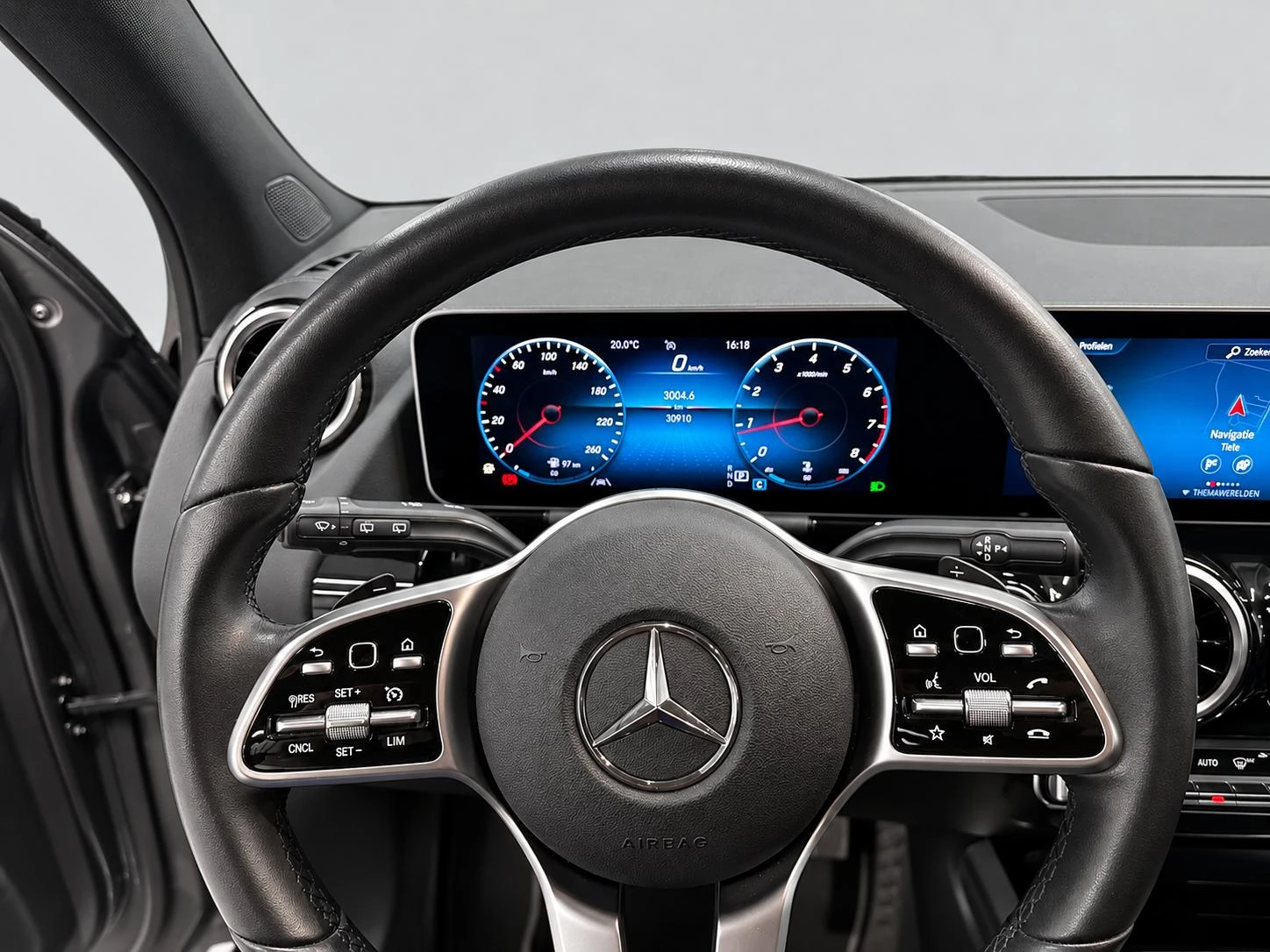 Mercedes-Benz-GLA-image-9