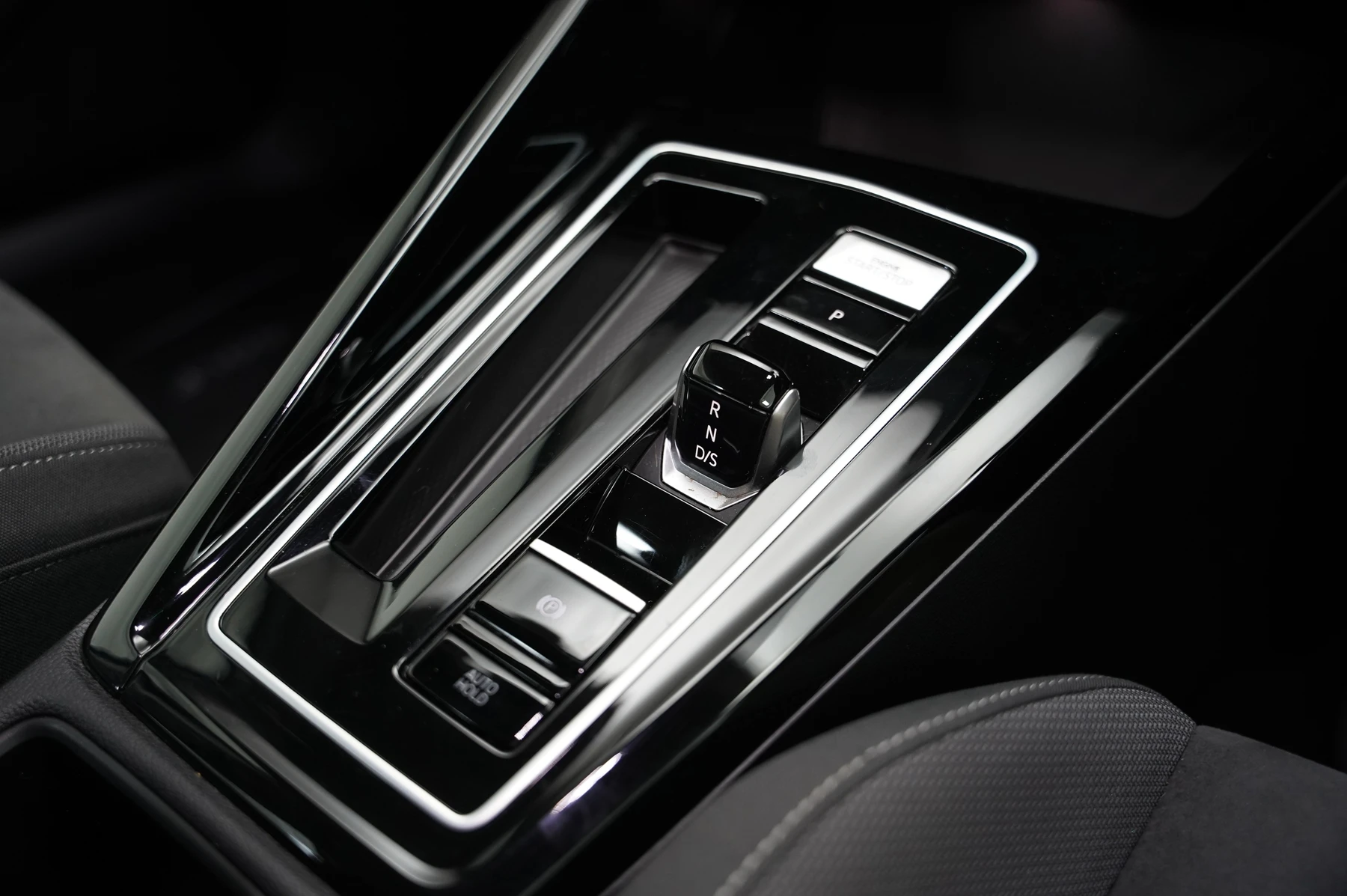 Volkswagen-Golf-image-24