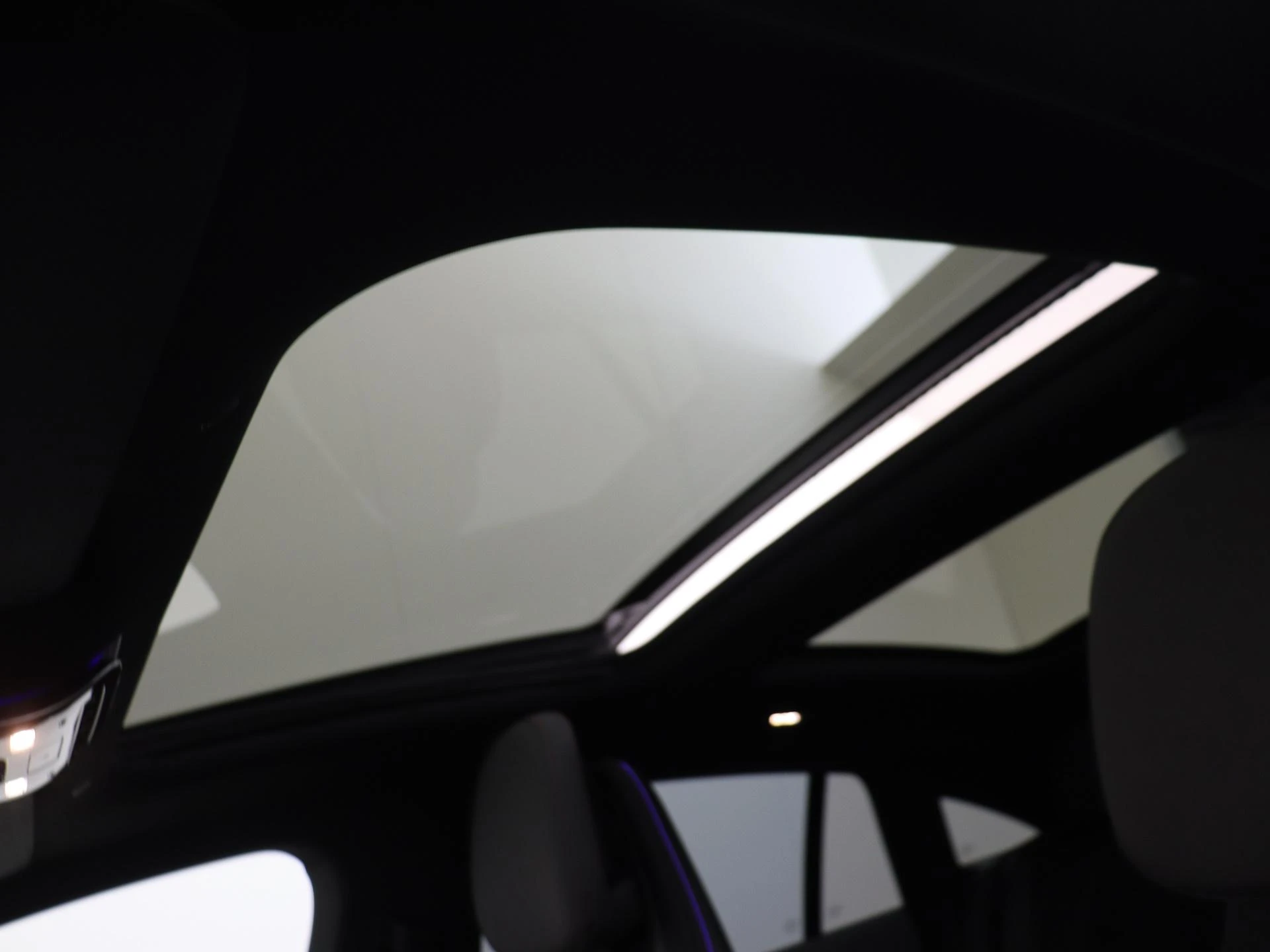 Mercedes-Benz-EQE-image-26